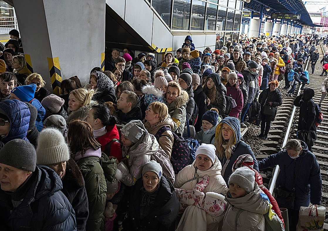 Mujeres y niños en la estación de Kiev los primeros días de guerra.