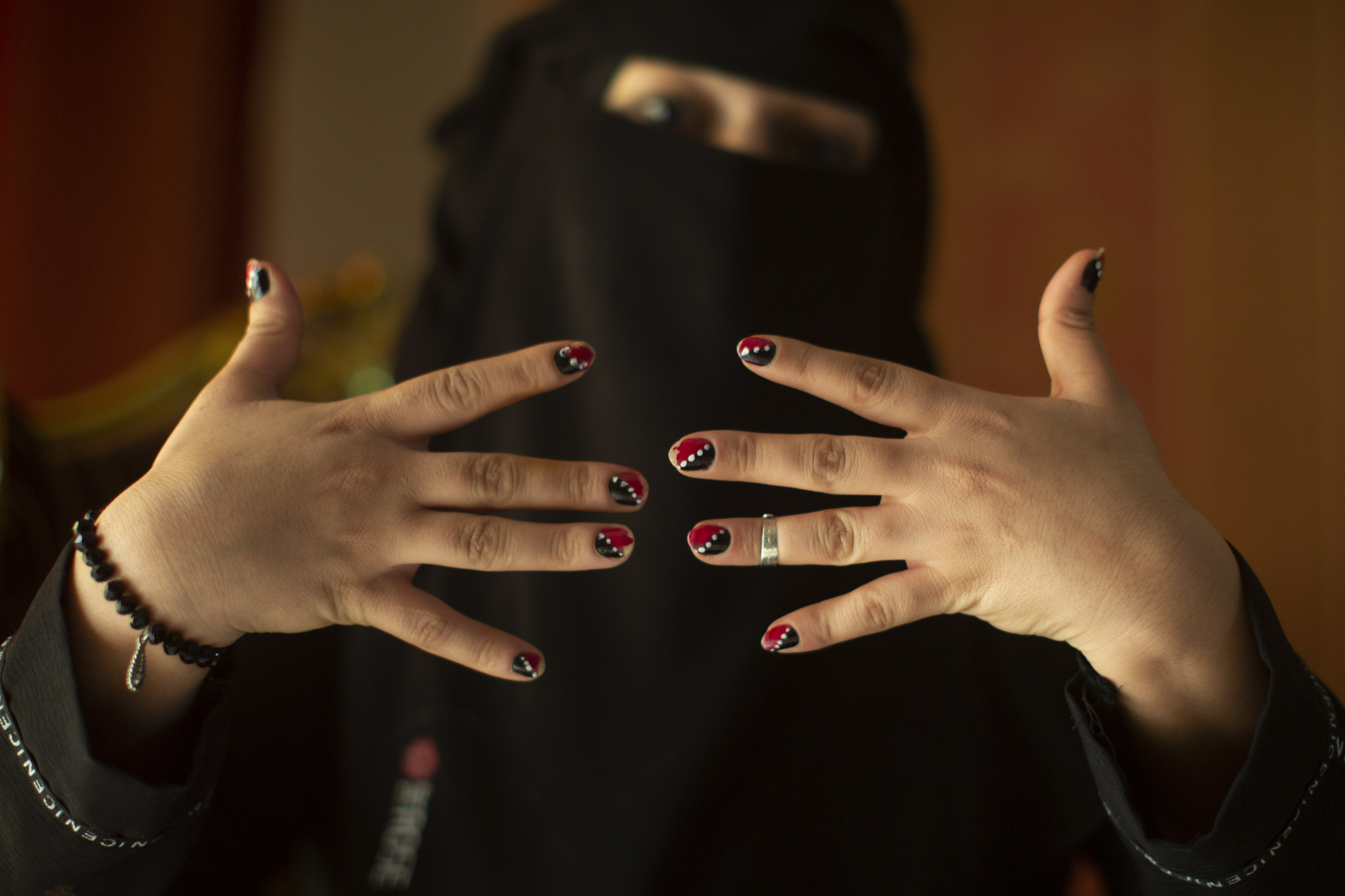 Una mujer yemení muestra sus uñas en el Cairo, Egipto.