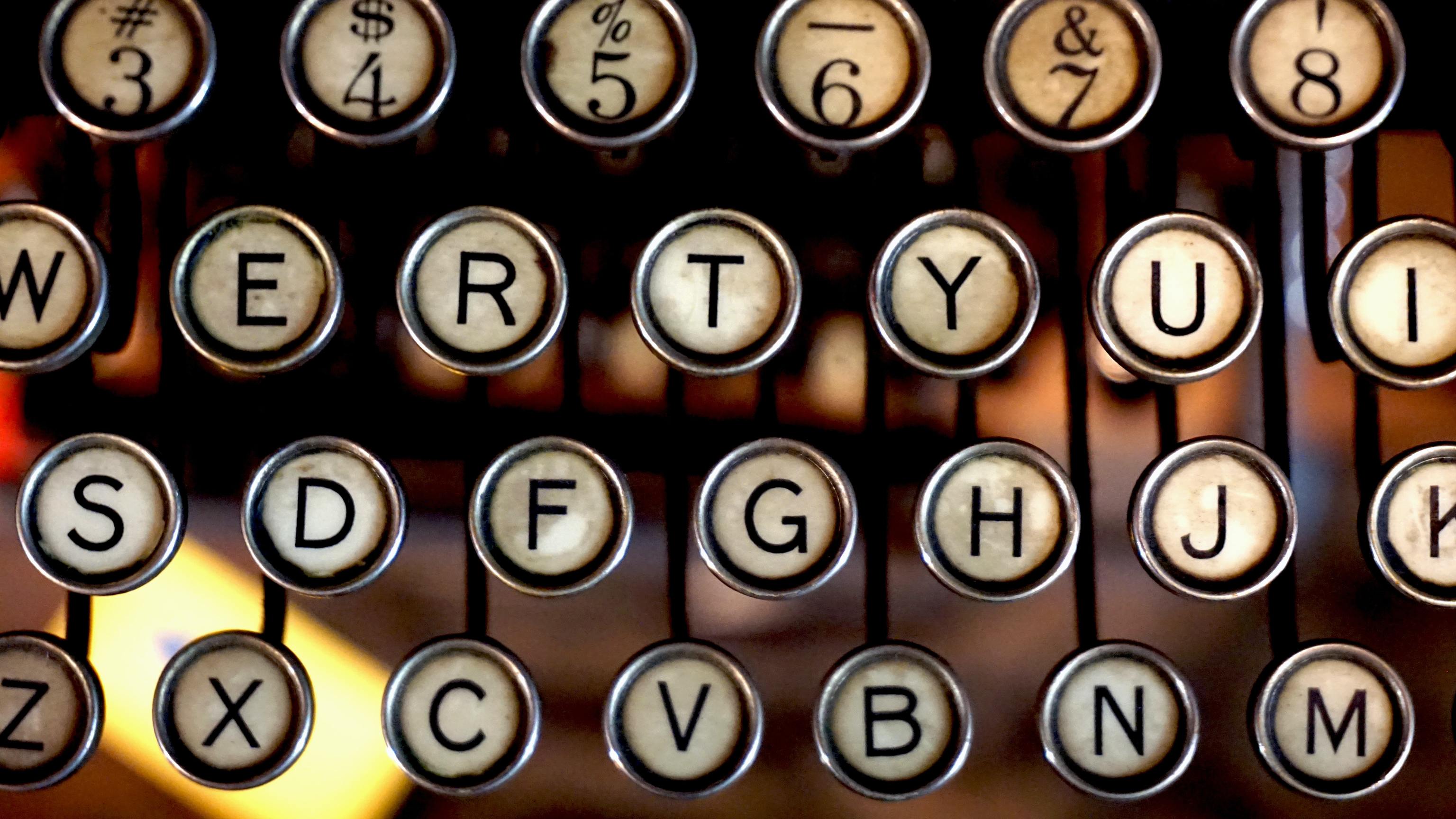 Detalle de las letras de un teclado de una mquina de escribir.