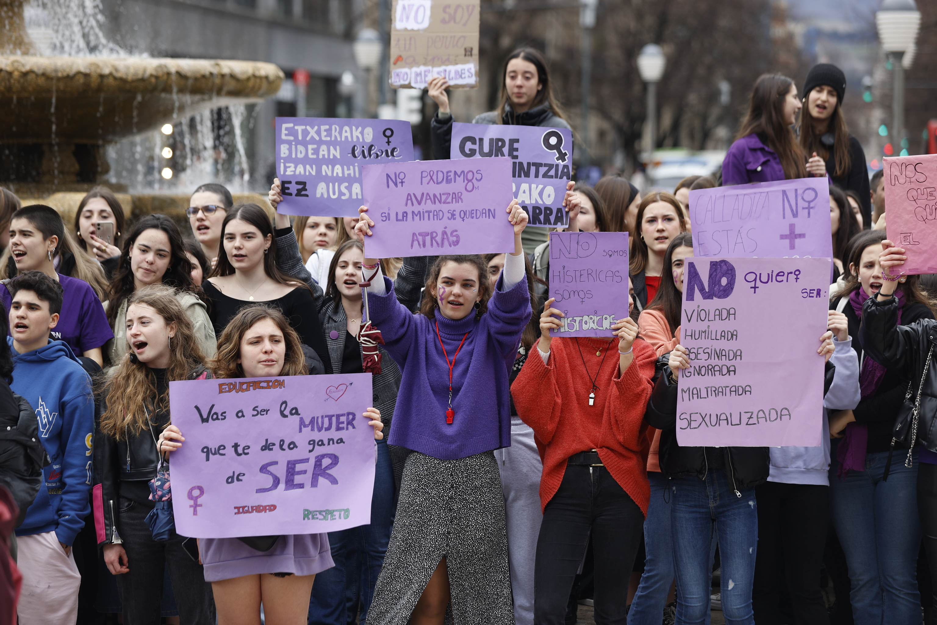 Un grupo de estudiantes participan en una de las marchas reifindicativas celebradas en Bilbao por el Da de la Mujer.