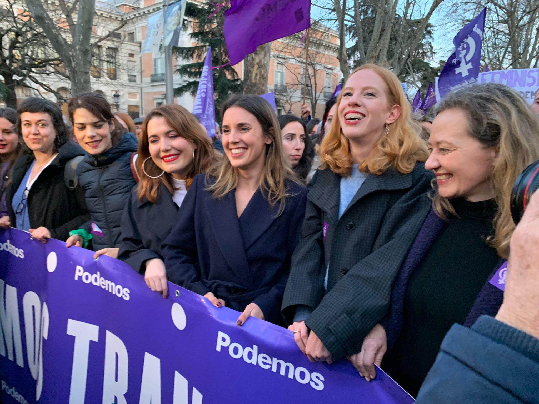 Irene Montero sujeta una pancarta de Unidas Podemos