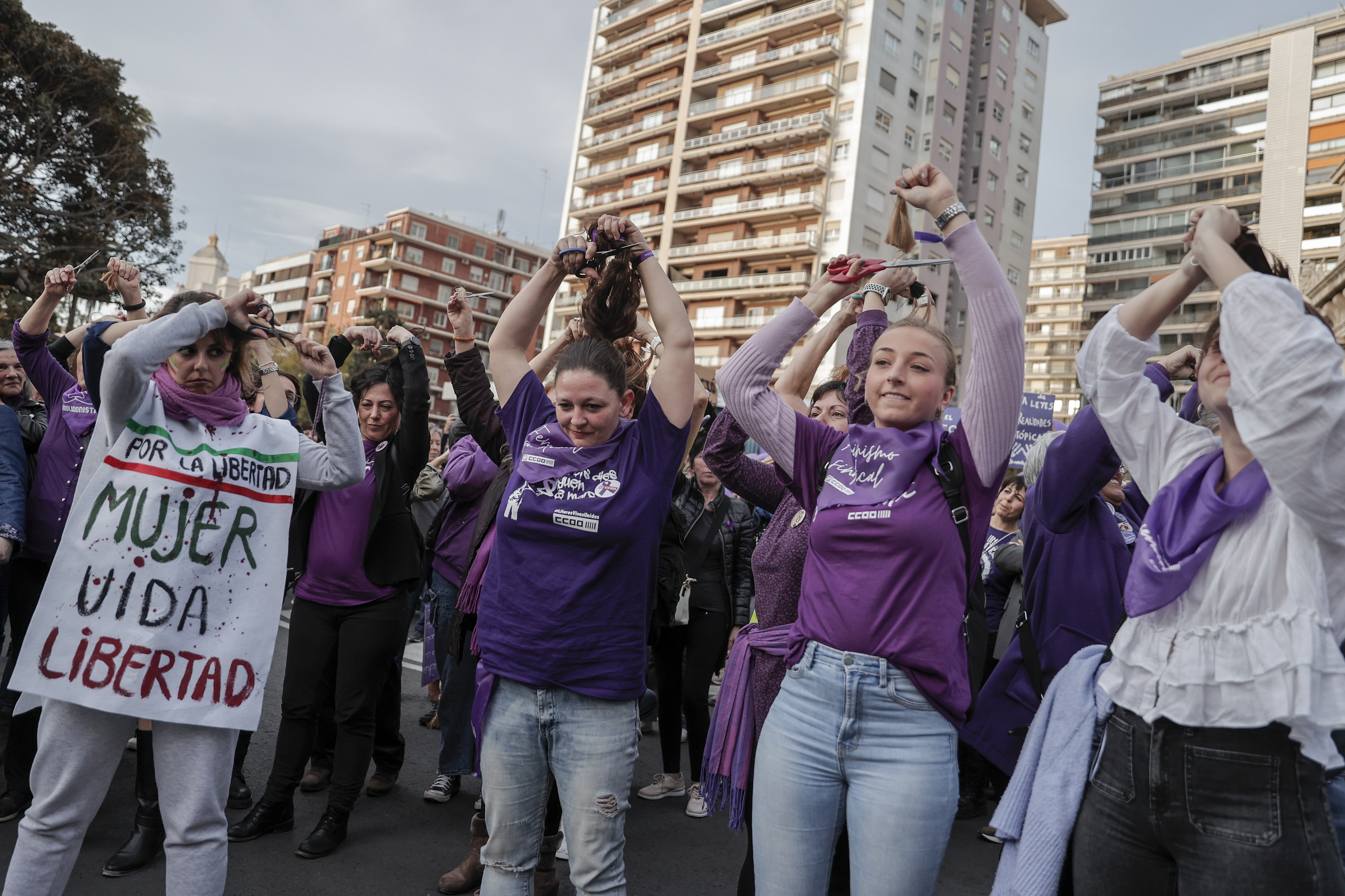 Manifestantes se cortan un mechón de pelo en Valencia