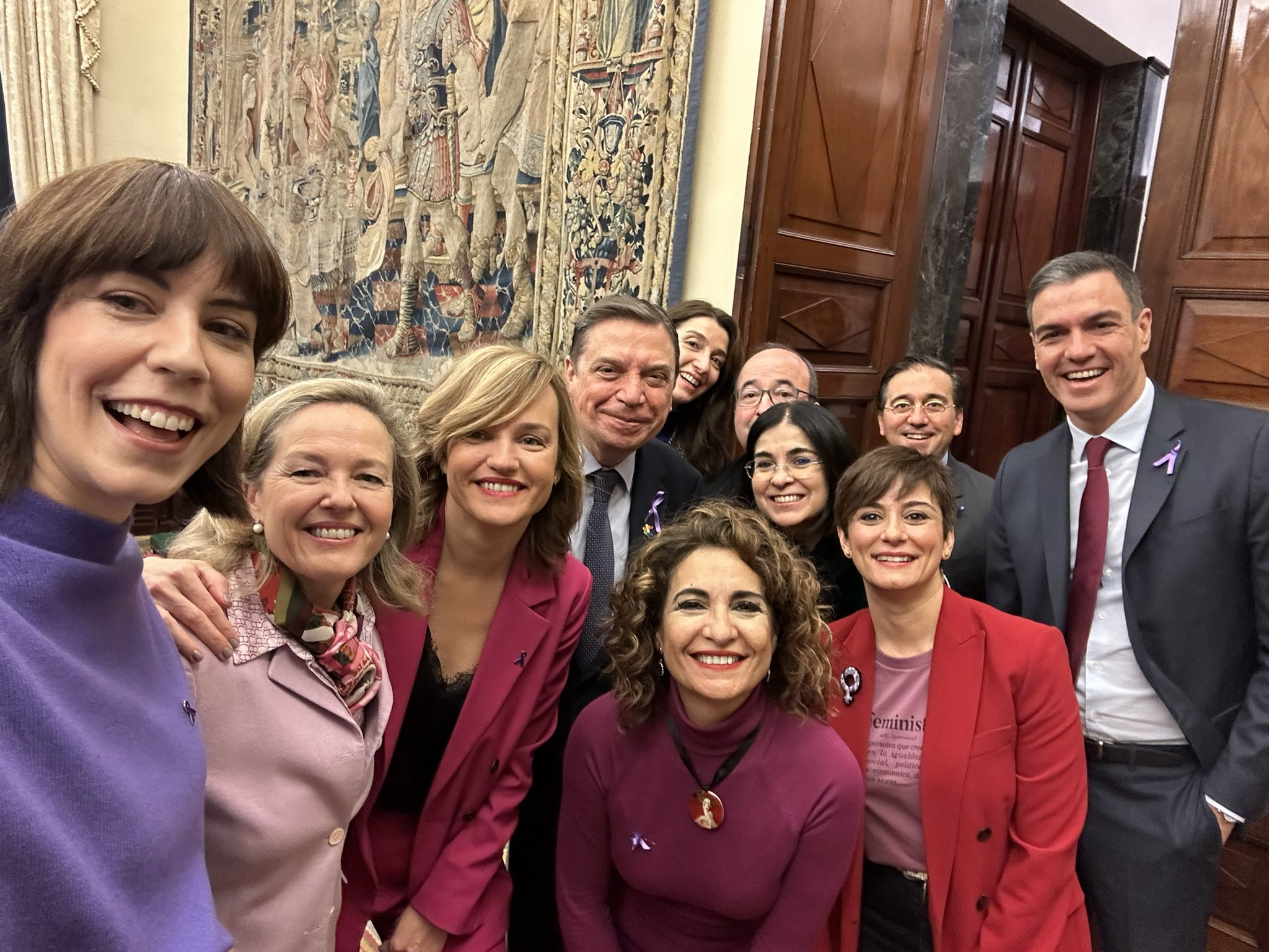 Snchez posa con los ministros del PSOE durante la jornada del 8-M en el Congreso.