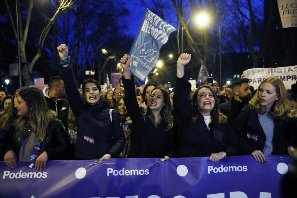 Irene Montero, con otras dirigentes de Podemos, en la manifestación del 8-M..