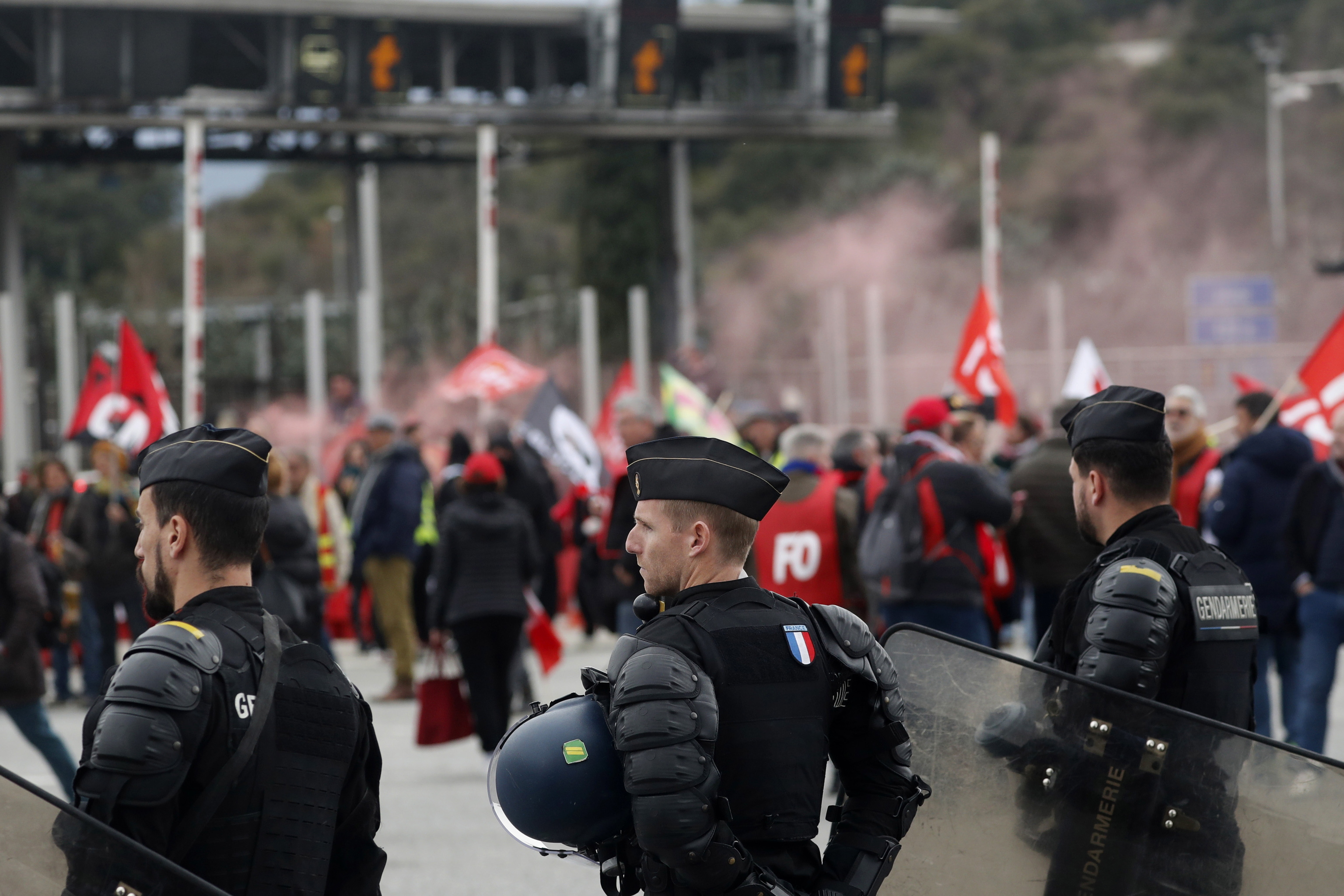 Sindicalistas franceses bloquean la frontera con España en otra jornada de paros contra la reforma de las pensiones de Macron