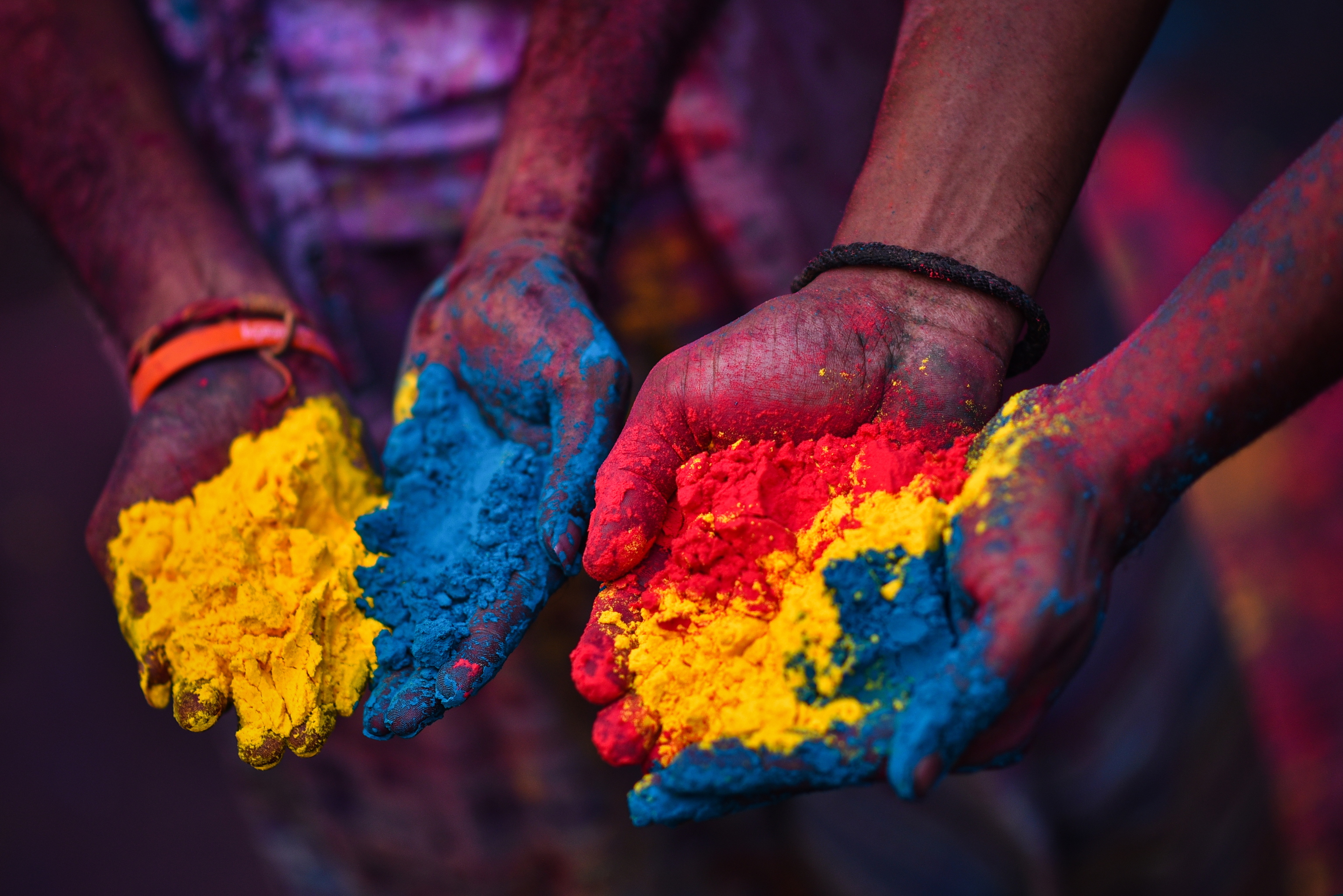 Detalle de los colores lanzados en el Holi.