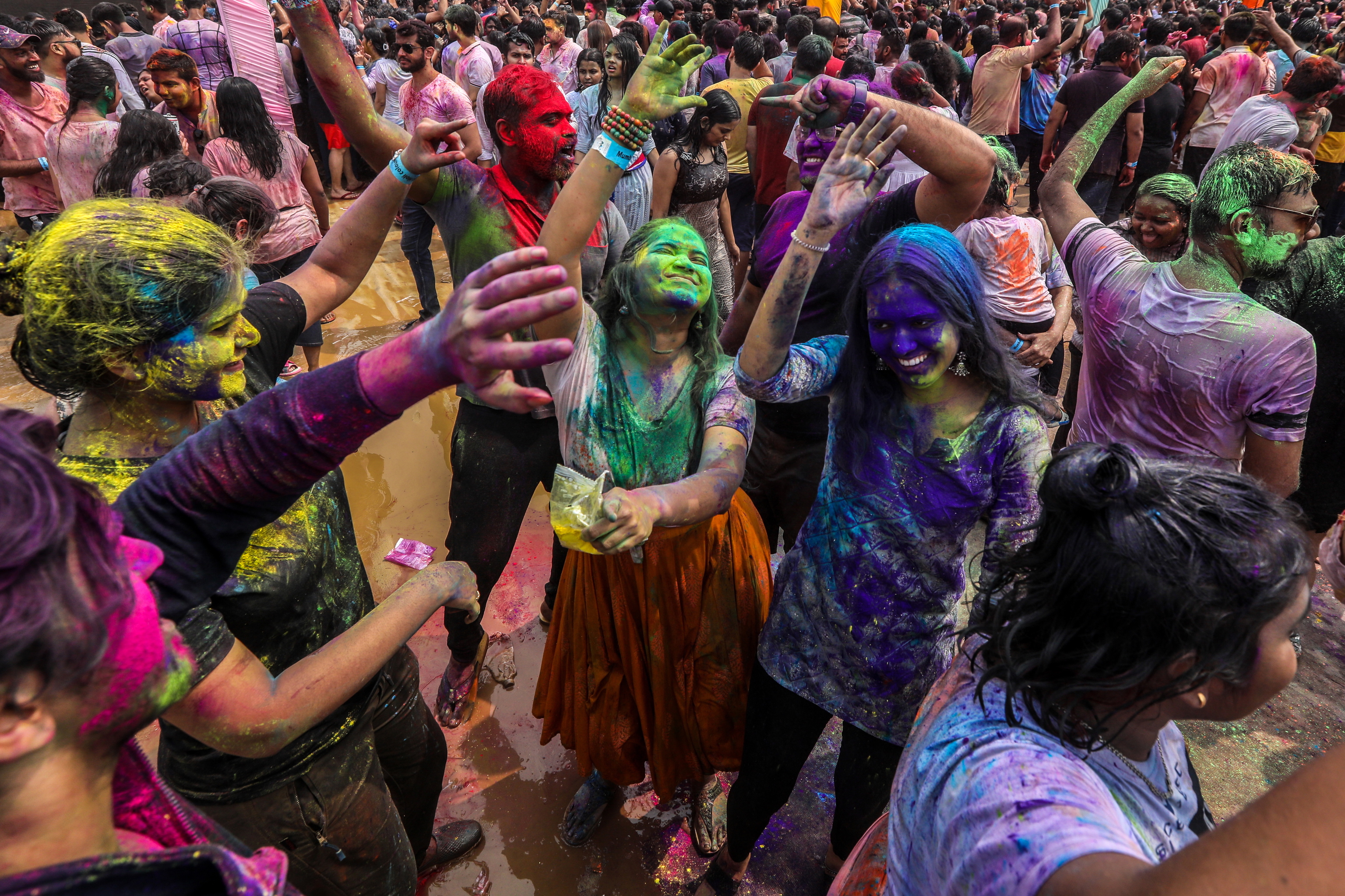 Participantes coloridos en el Holi de la India.