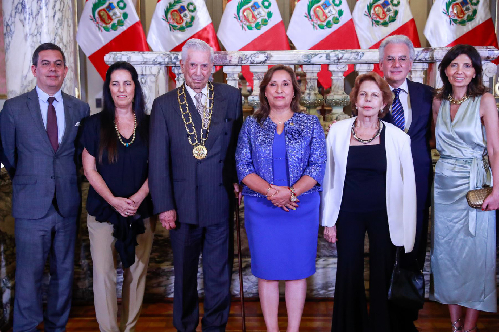 La familia Llosa, con la presidenta de Per, Dina Boluarte.
