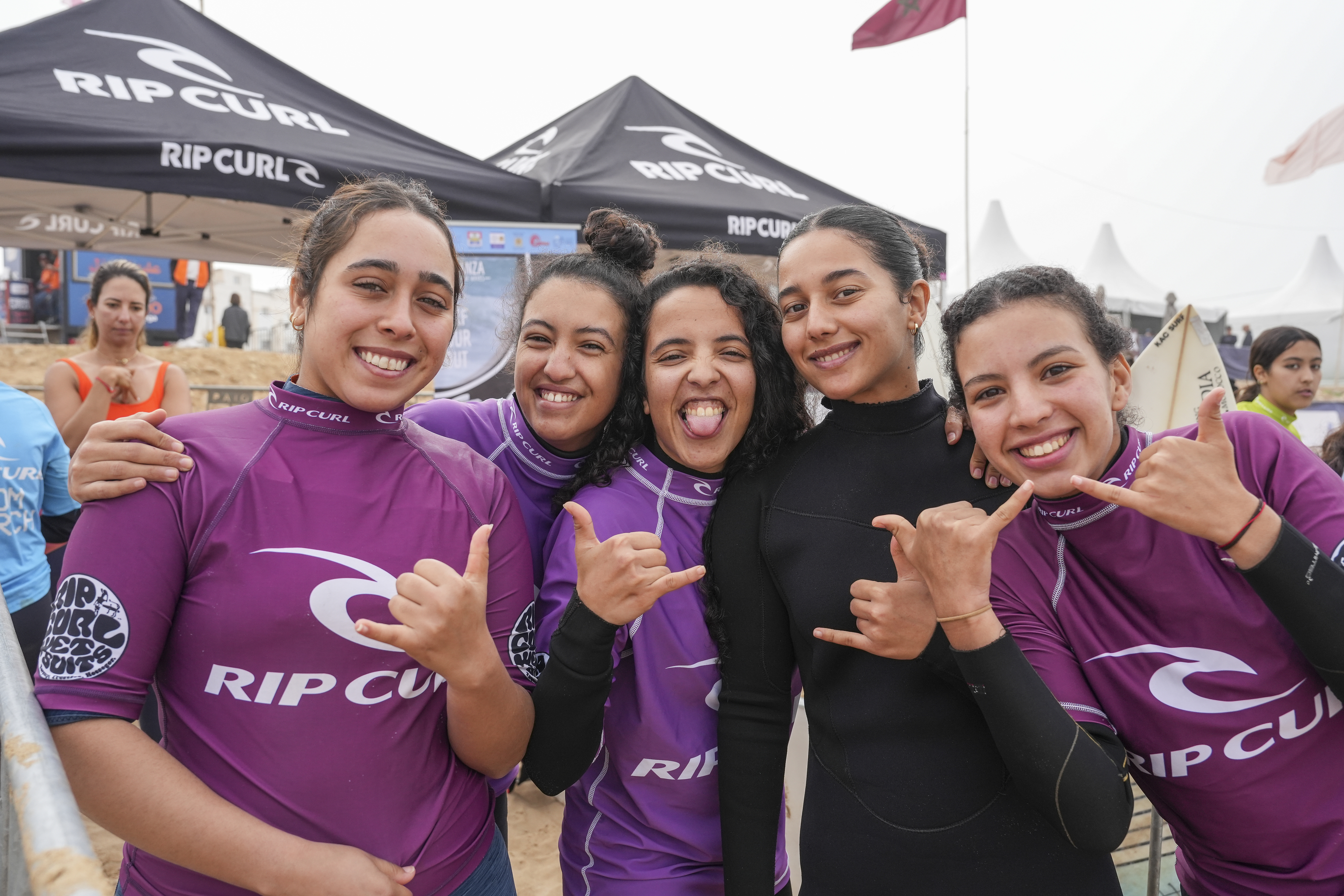 Nias y adolescentes marroques aprendiendo a surfear de la mano de Rip Curl y Zineb Tebba.