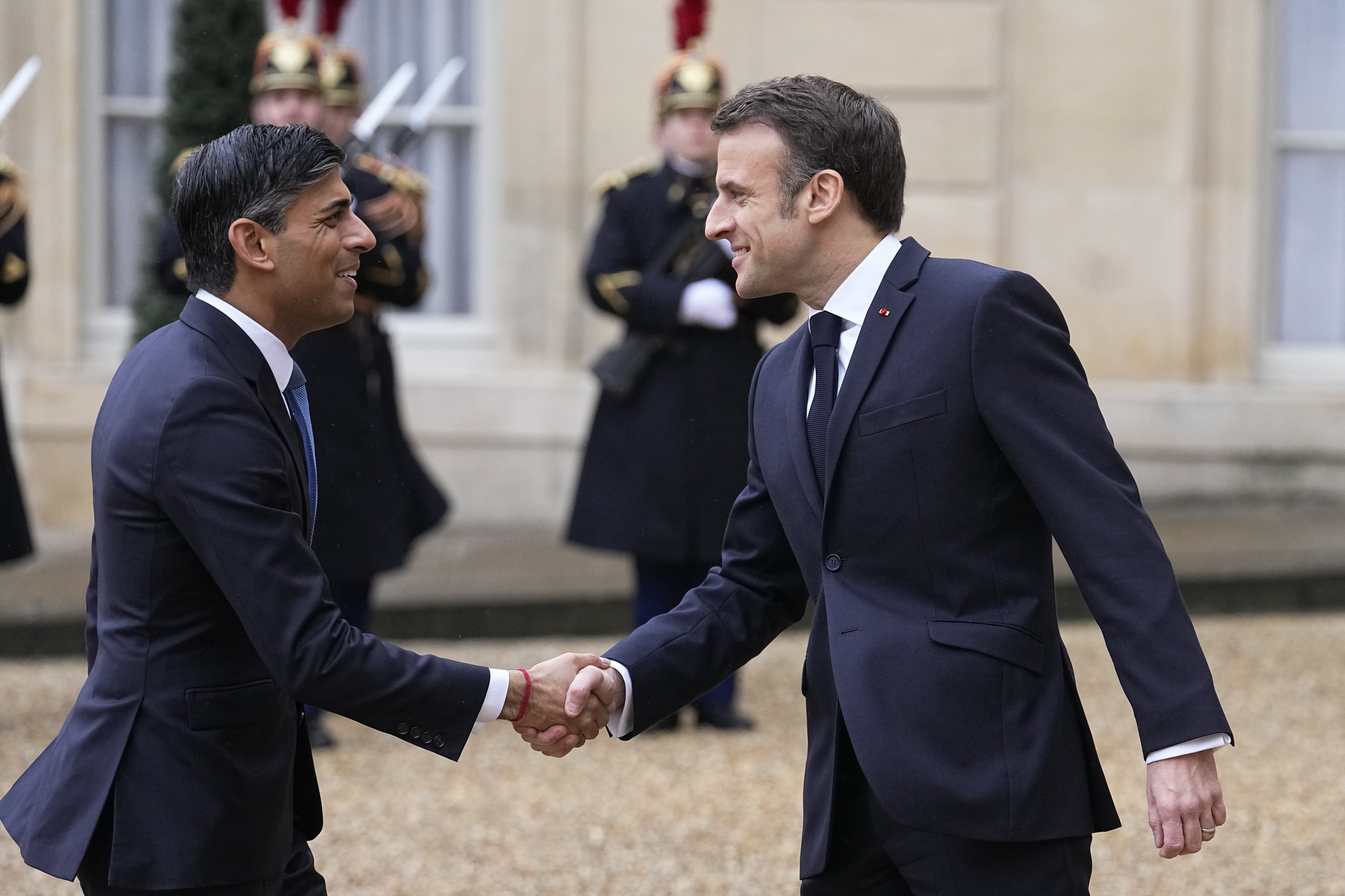 El presidente francs, Emmanuel Macron, con el primer ministro britnico, Rishi Sunak