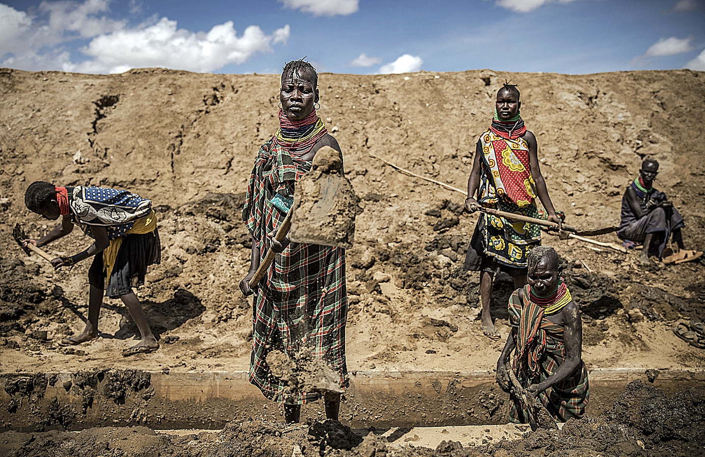 Miembros de la comunidad de Turkana reparando un canal de irrigación en la zona árida de Kenia.