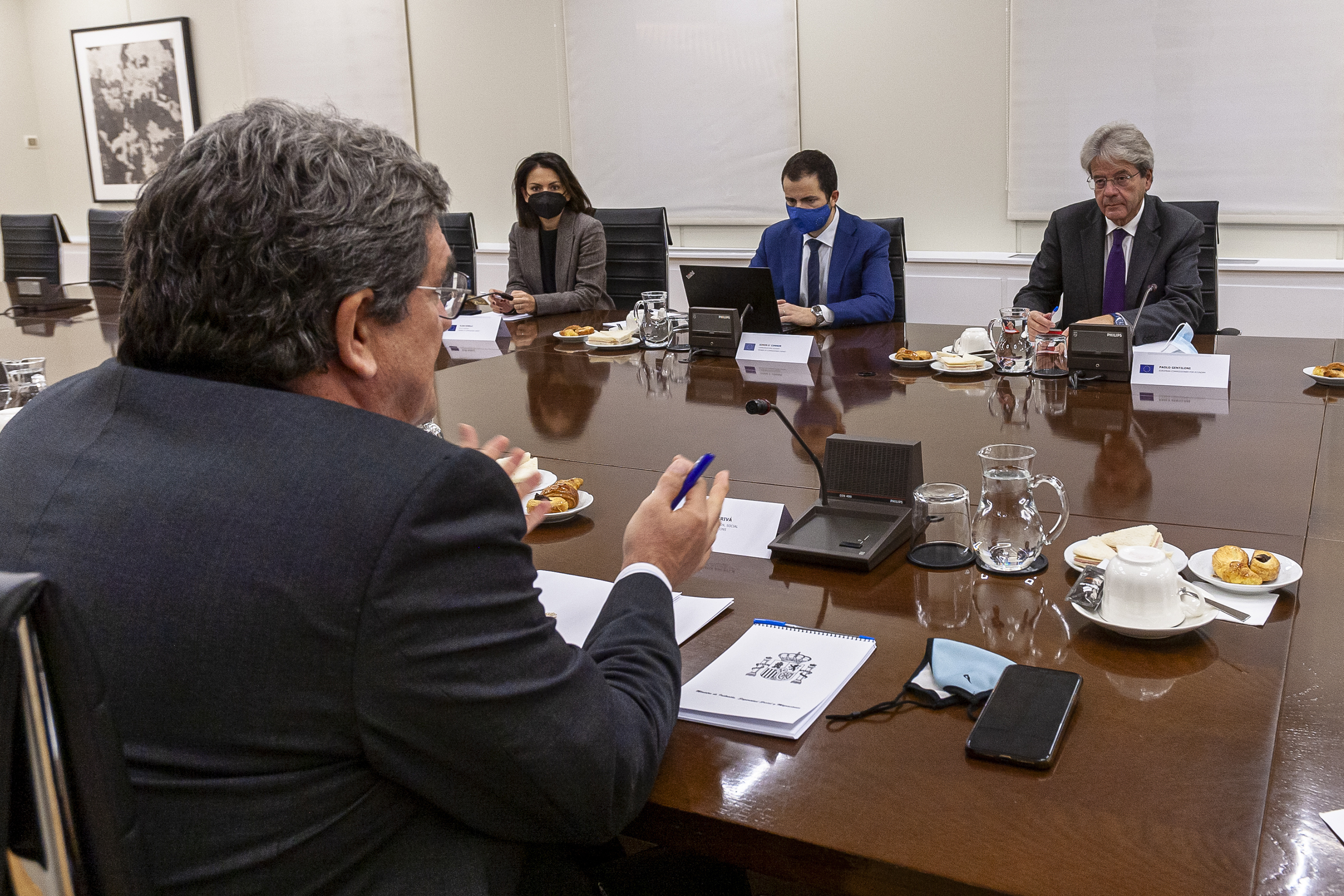 El ministro de Inclusión, José Luis Escrivá, durante un encuentro con el comisario europeo, Paolo Gentiloni