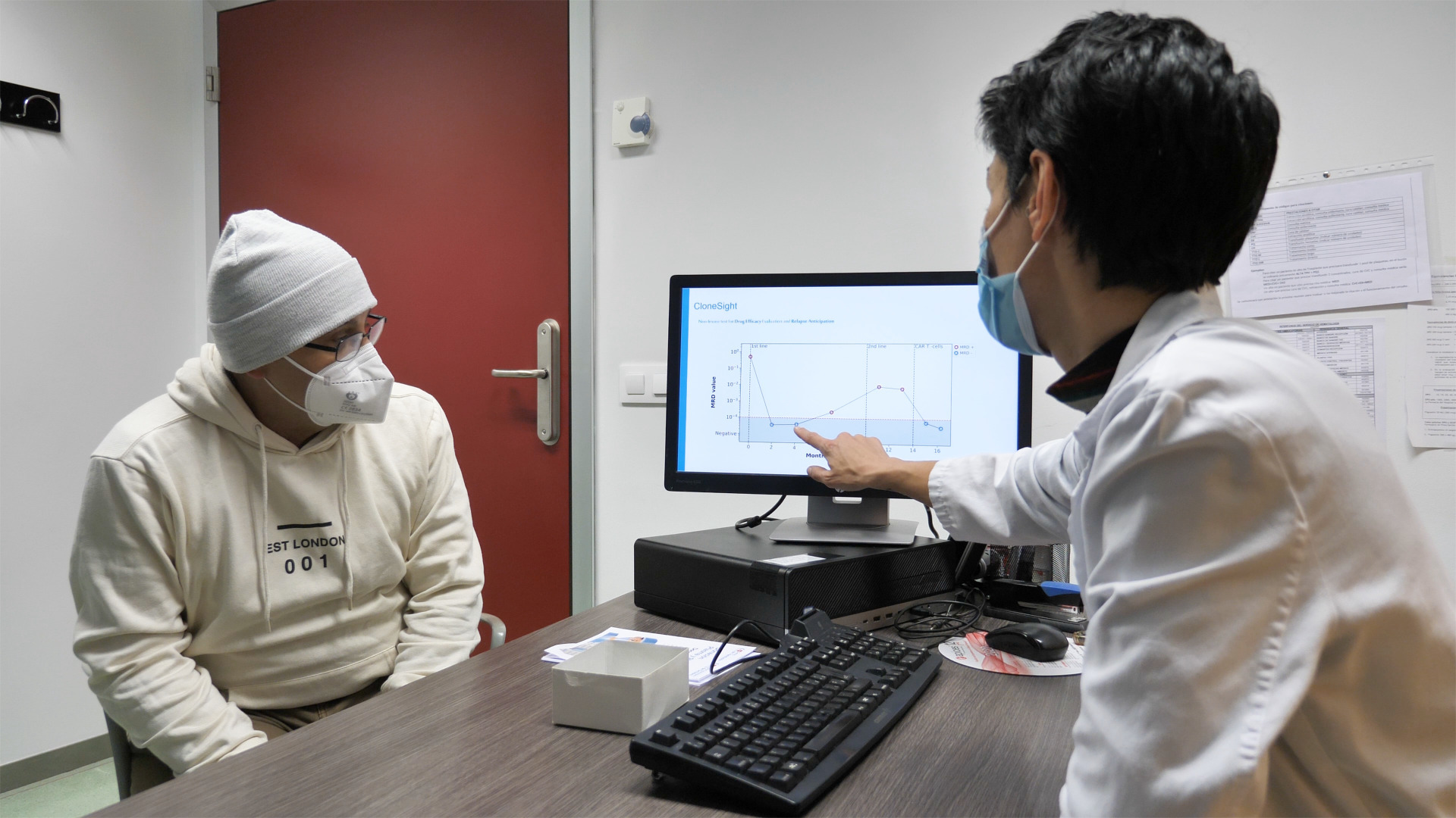 La doctora Jiménez Ubieto le muestra a Francisco Javier Cuéllar la gráfica de su test donde se ve la progresión de su enfermedad.