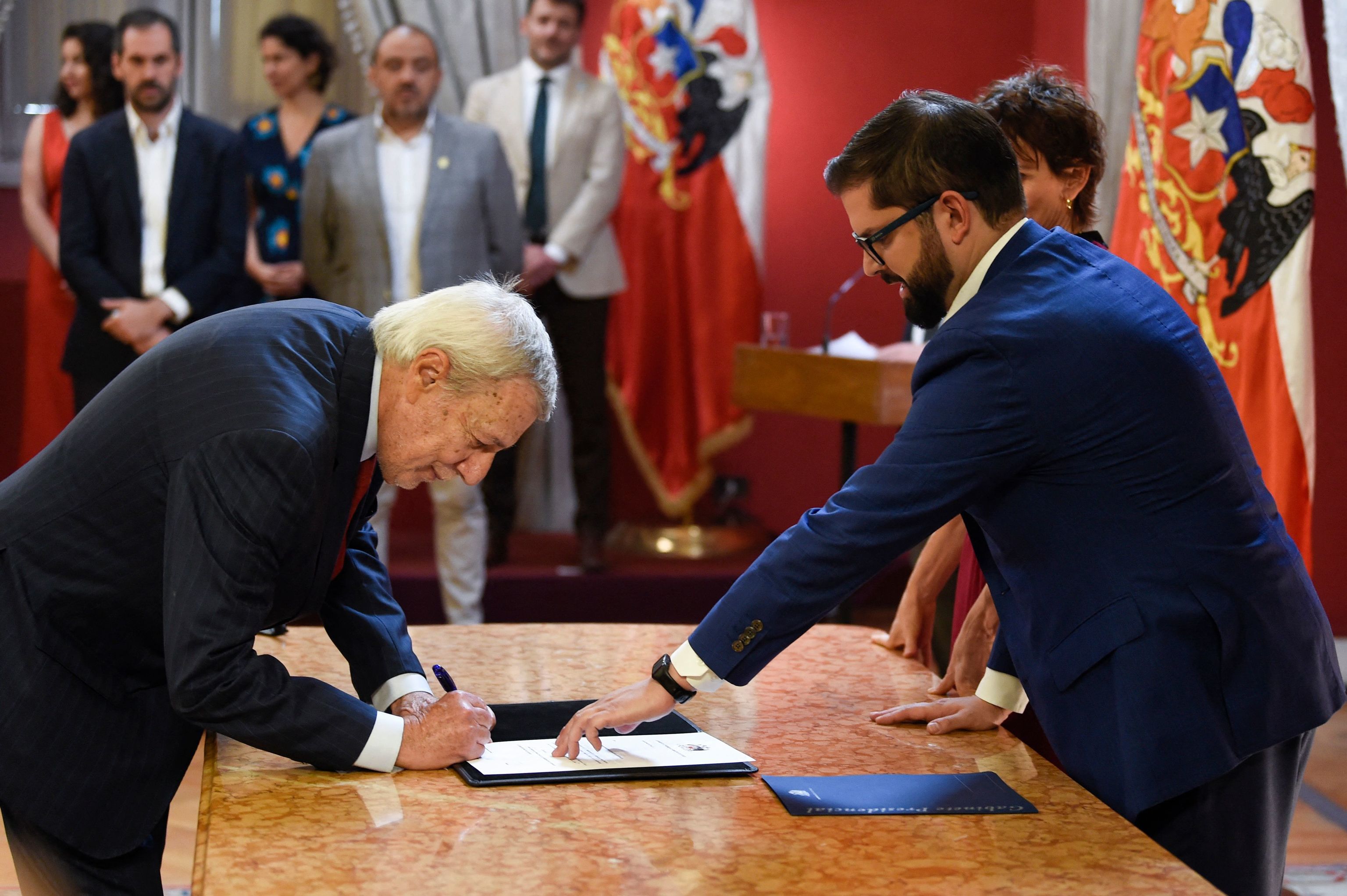 Gabriel Boric, junto al nuevo ministro de Exteriores chileno Alberto van Klaveren