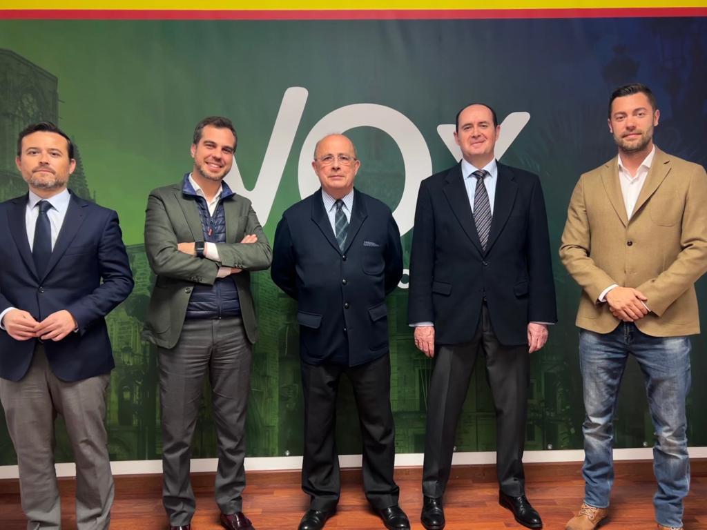 Ignacio Gil Lzaro, en el centro, con Manuel Millet a su izquierda y el resto de candidatos municipales.