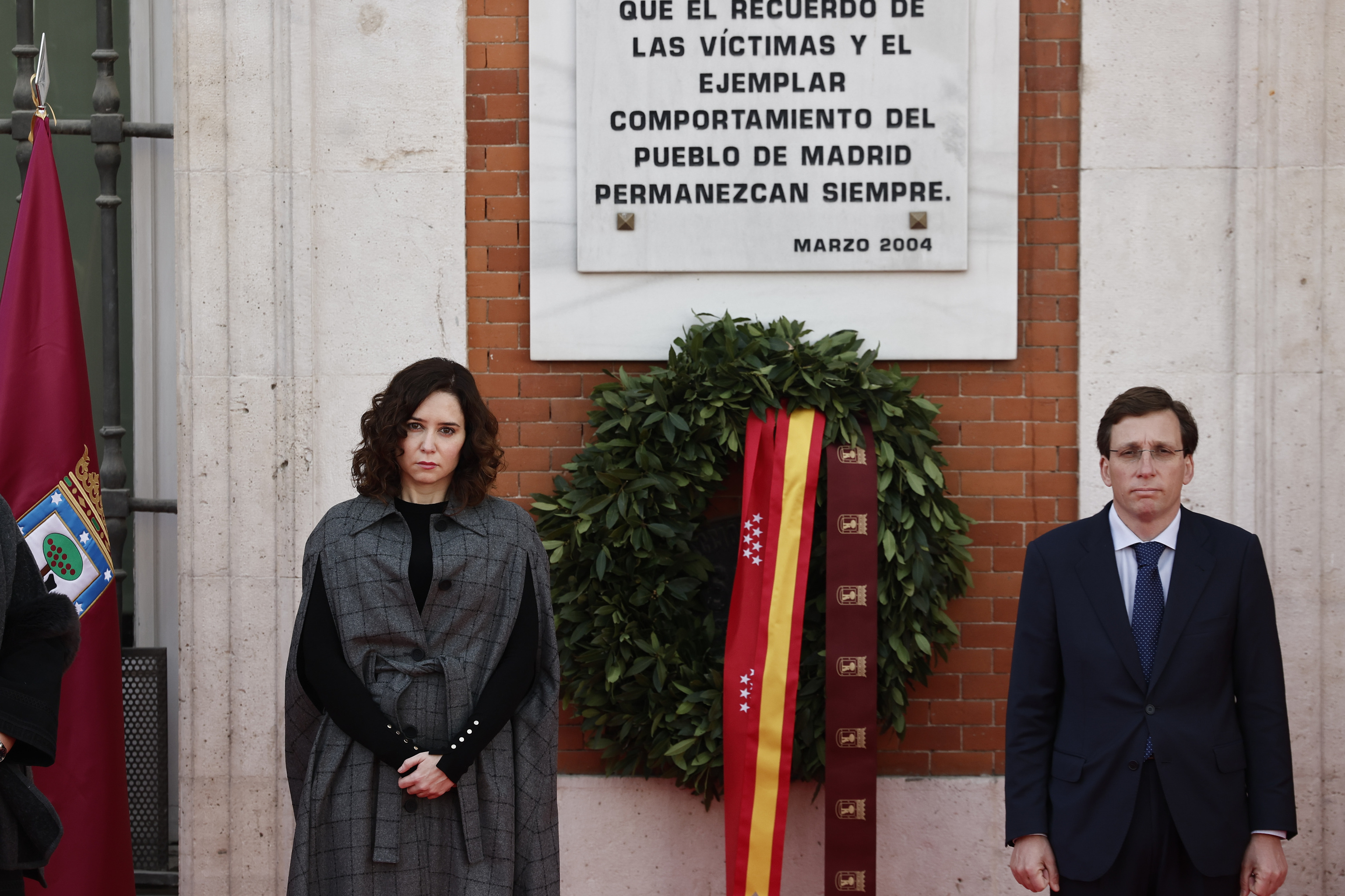 Isabel Daz Ayuso y Jos Luis Martnez-Almeida depositan una corona bajo la placa que homenajea a las vctimas del atentado del 11-M .