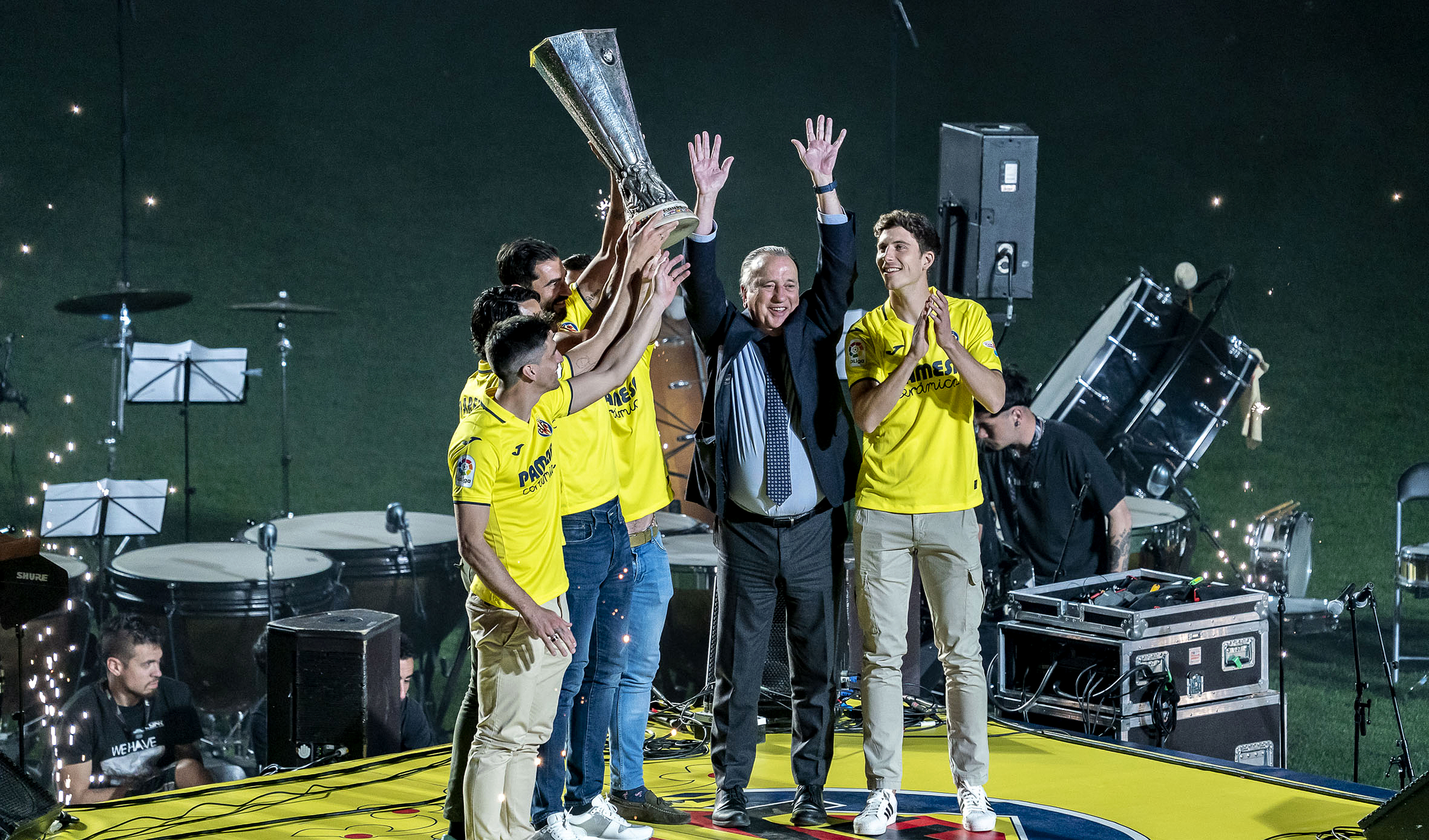 Los capitanes y el presidente levantan el trofeo de la Liga Europa durante la fiesta de este viernes.