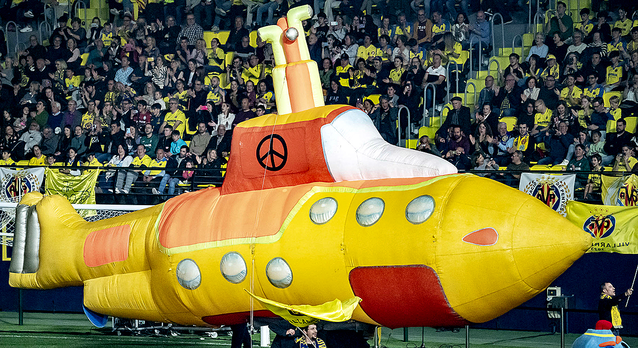 El submarino amarillo 'naveg' por el estadio.