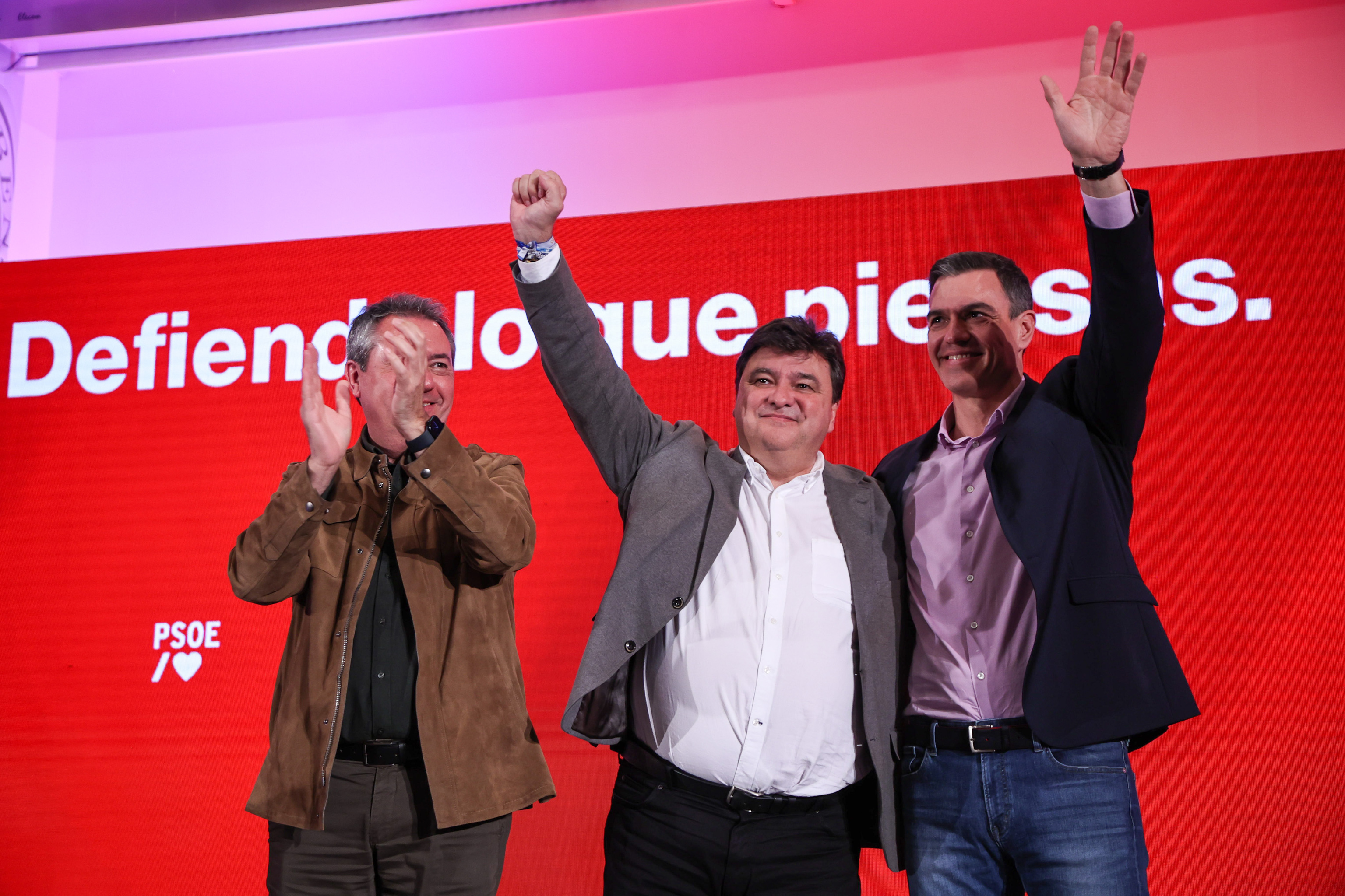 Juan Espadas, Gabriel Criz y Pedro Snchez, este sbado en la convencin municipal del PSOE andaluz en Huelva.