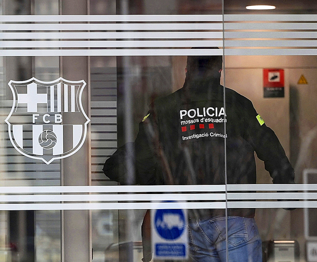 Mossos en las oficinas del Barça en 2021.