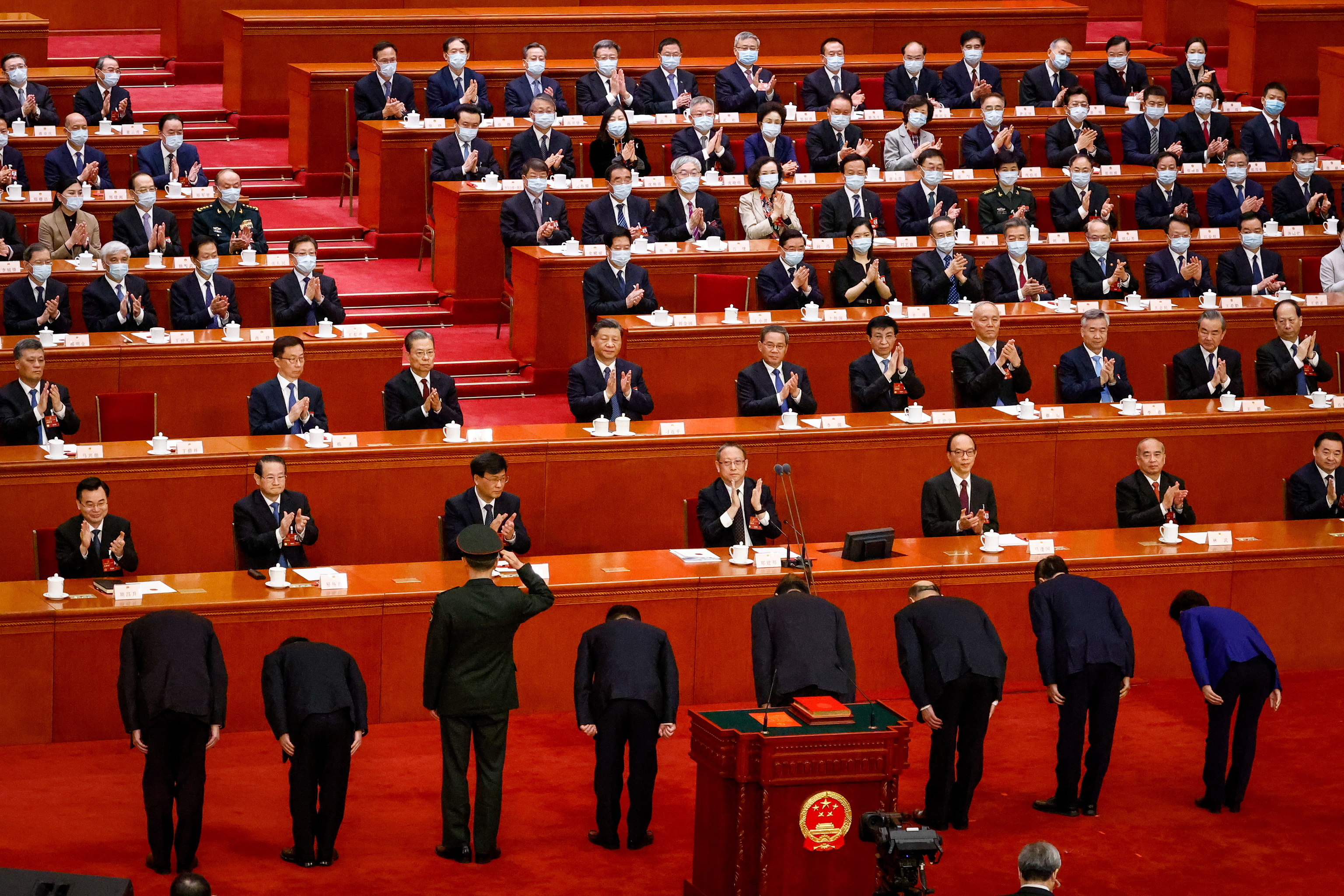 Los ministros recin elegidos se inclinan ante Xi Jinping, en Pekn, este domingo.