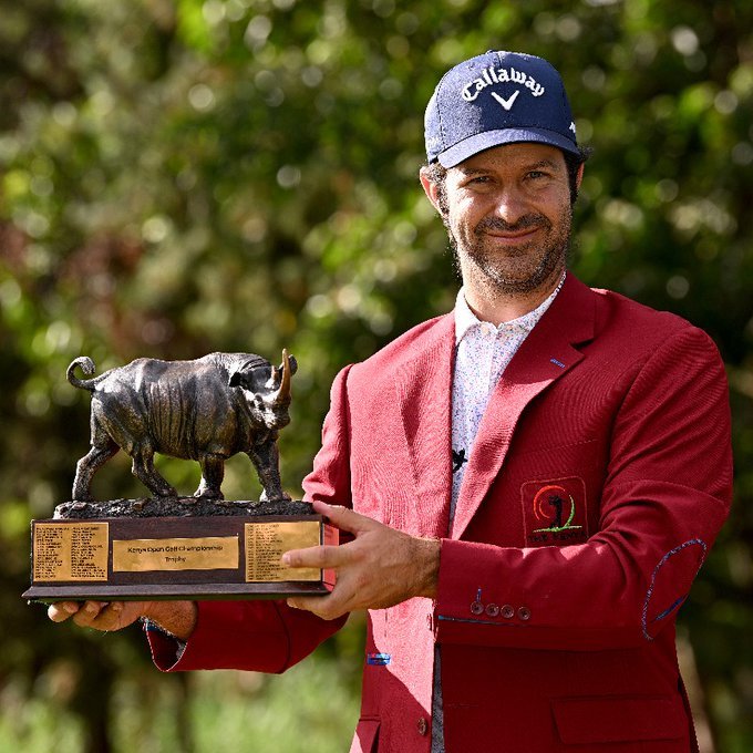 Jorge Campillo, con el trofeo de ganador en Kenia.
