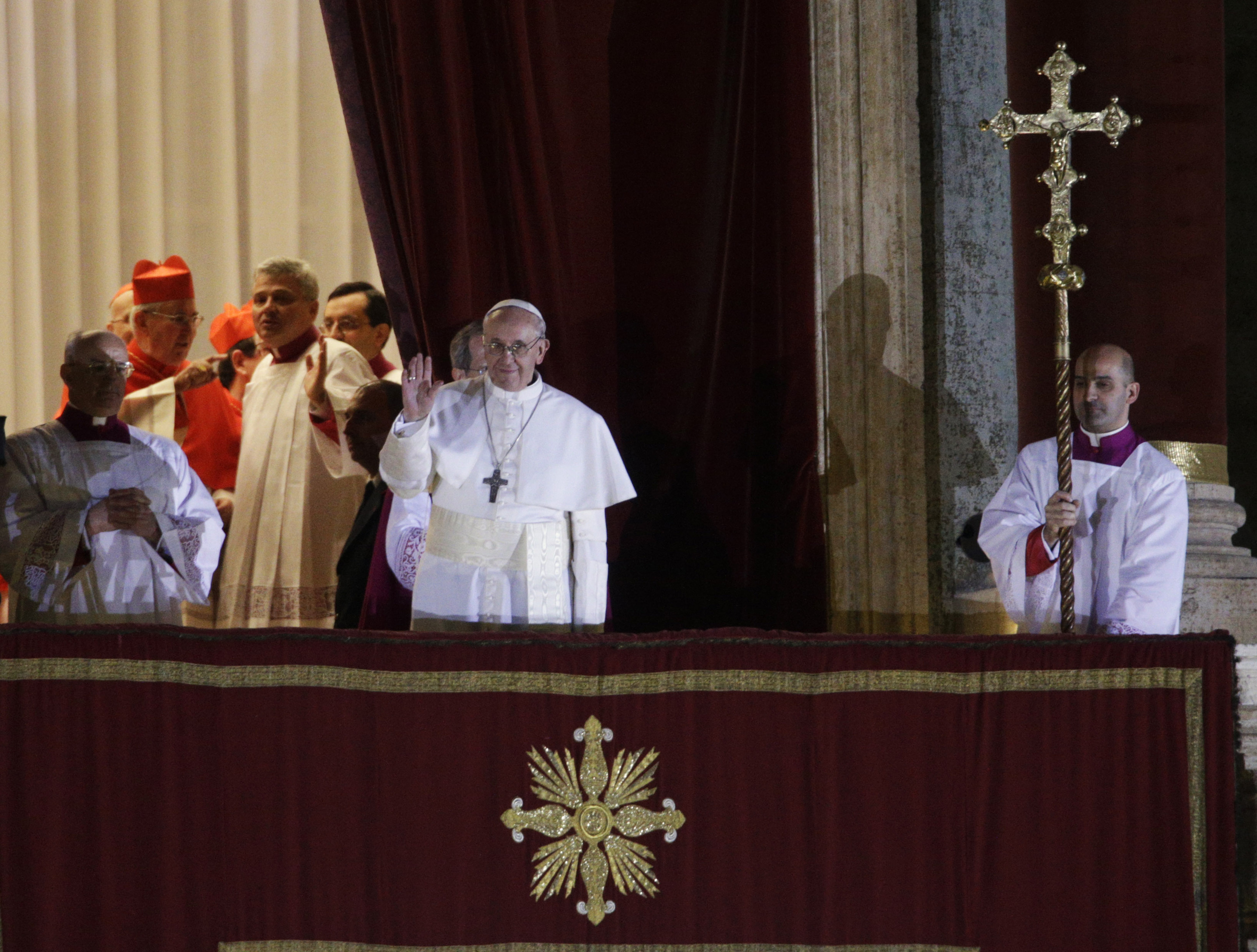 El Papa saluda desde el balcn de la Baslica de San Pedro, en 2013.