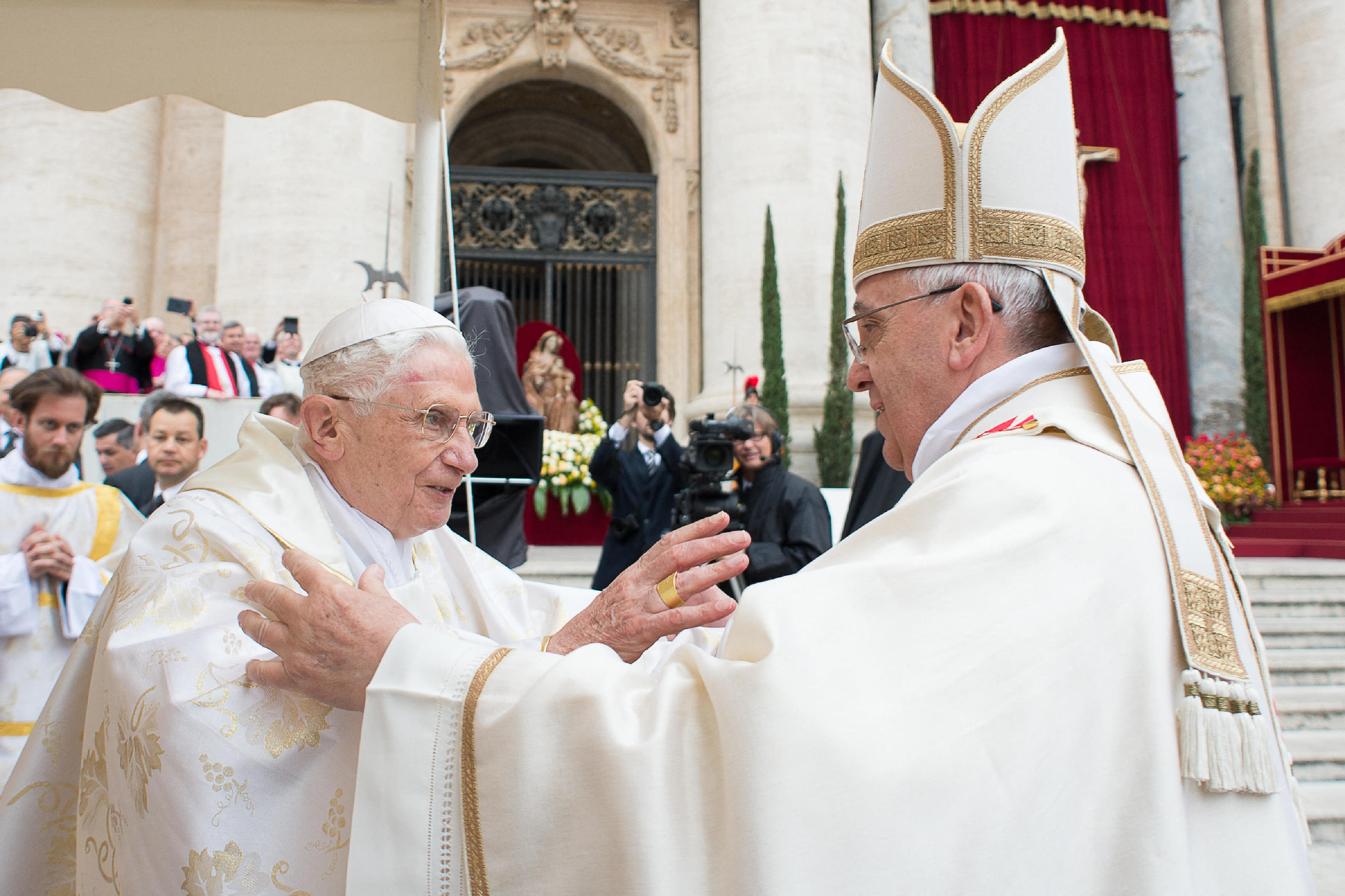 El papa Francisco se rene con el Papa emrito durante la misa de canonizacin de los Papas Juan XXIII y Juan Pablo II en San Pedro del Vaticano.