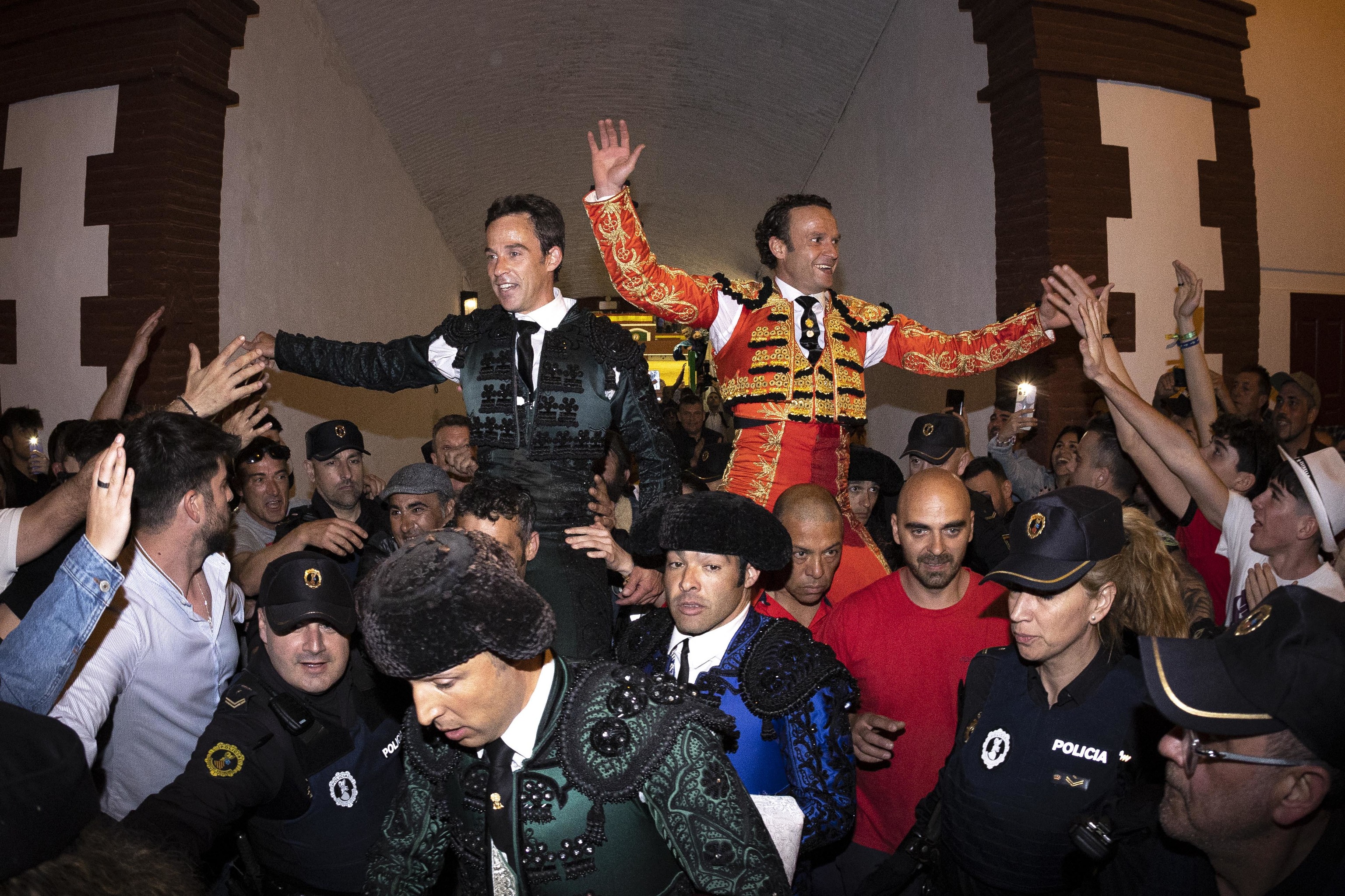 Los diestros Paco Ramos (i) y Antonio Ferrera (d), salen por la puerta grande tras el primer festejo de la Feria de la Magdalena de Castelln, este domingo.