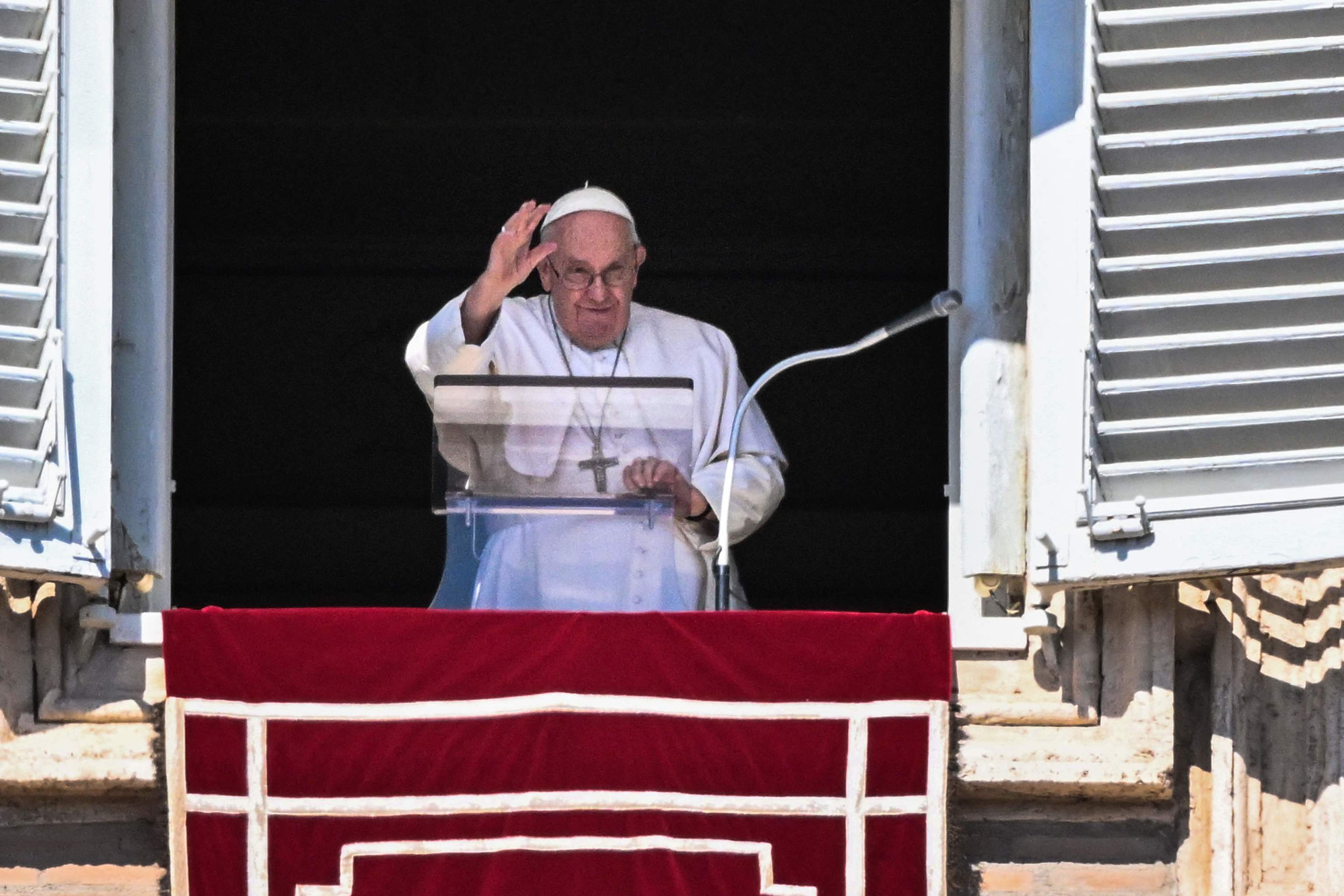 El Papa saluda durante la oracin semanal de ngelus, en el Vaticano, este domingo.
