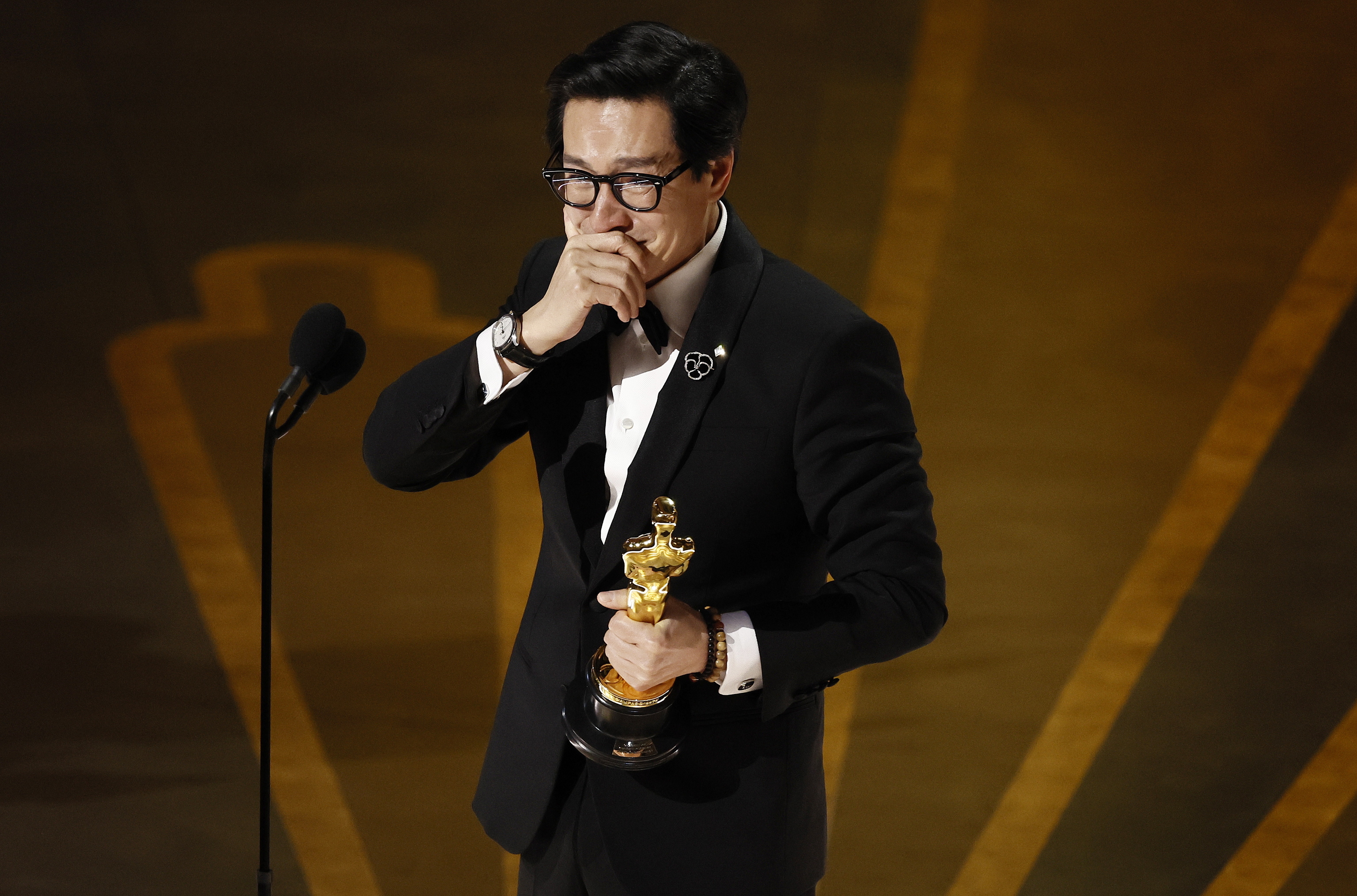 Ke Huy Quan, emocionado al recoger el Oscar.