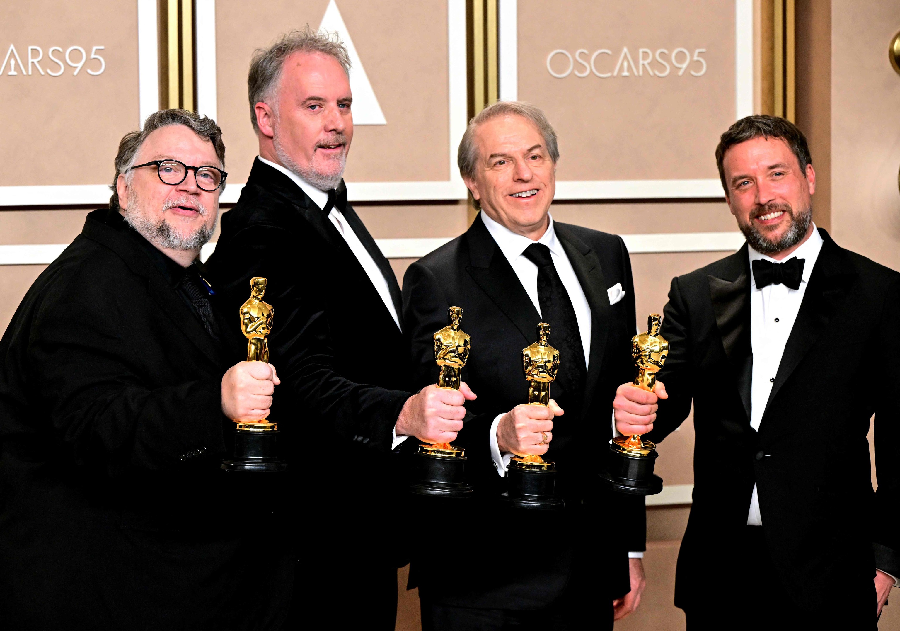 Guillermo del Toro junto al equipo de 'Pinocho' tras ganar el Oscar a mejor película de animación.