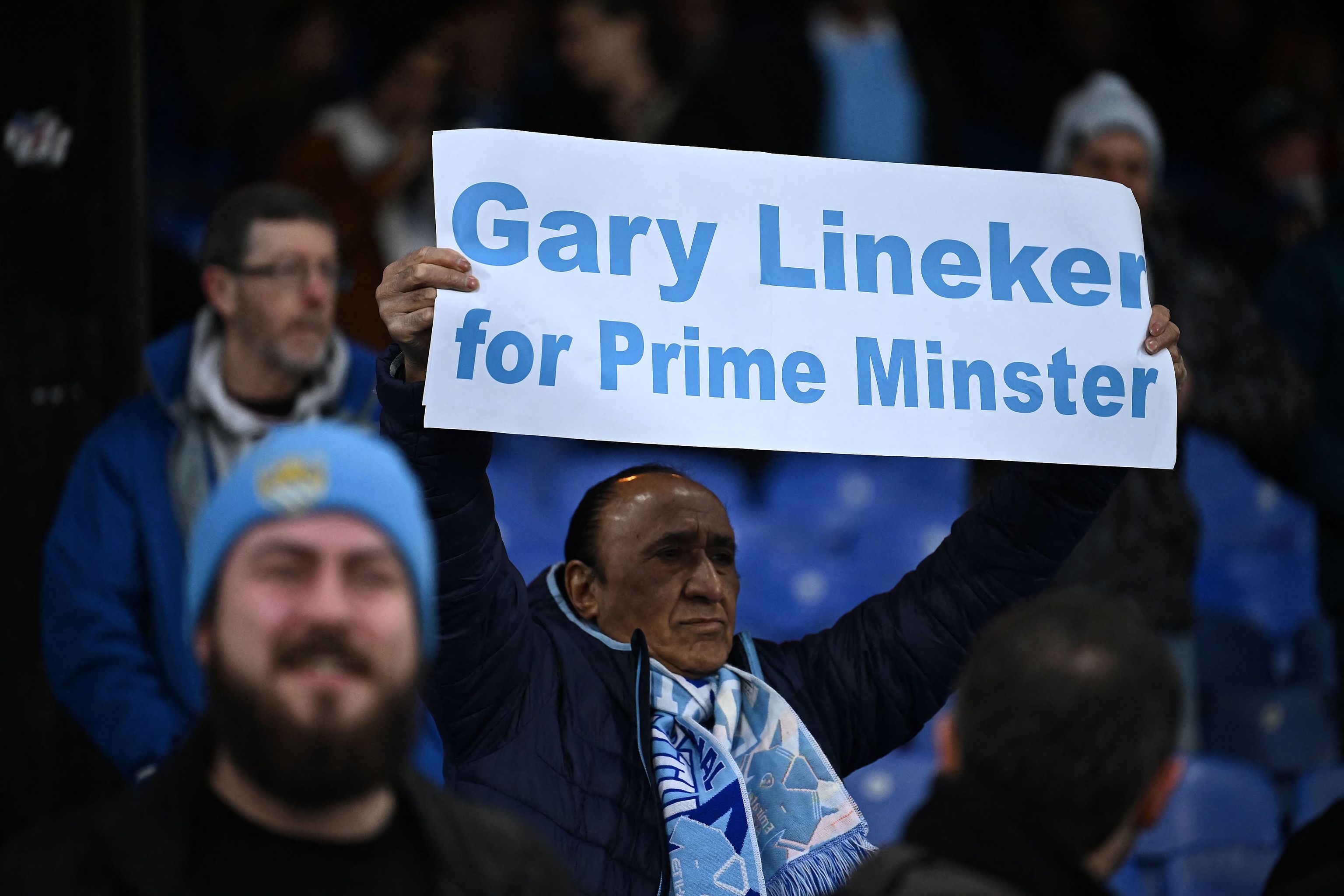 Un hincha del Manchester City con un cartel en apoyo a Lineker.