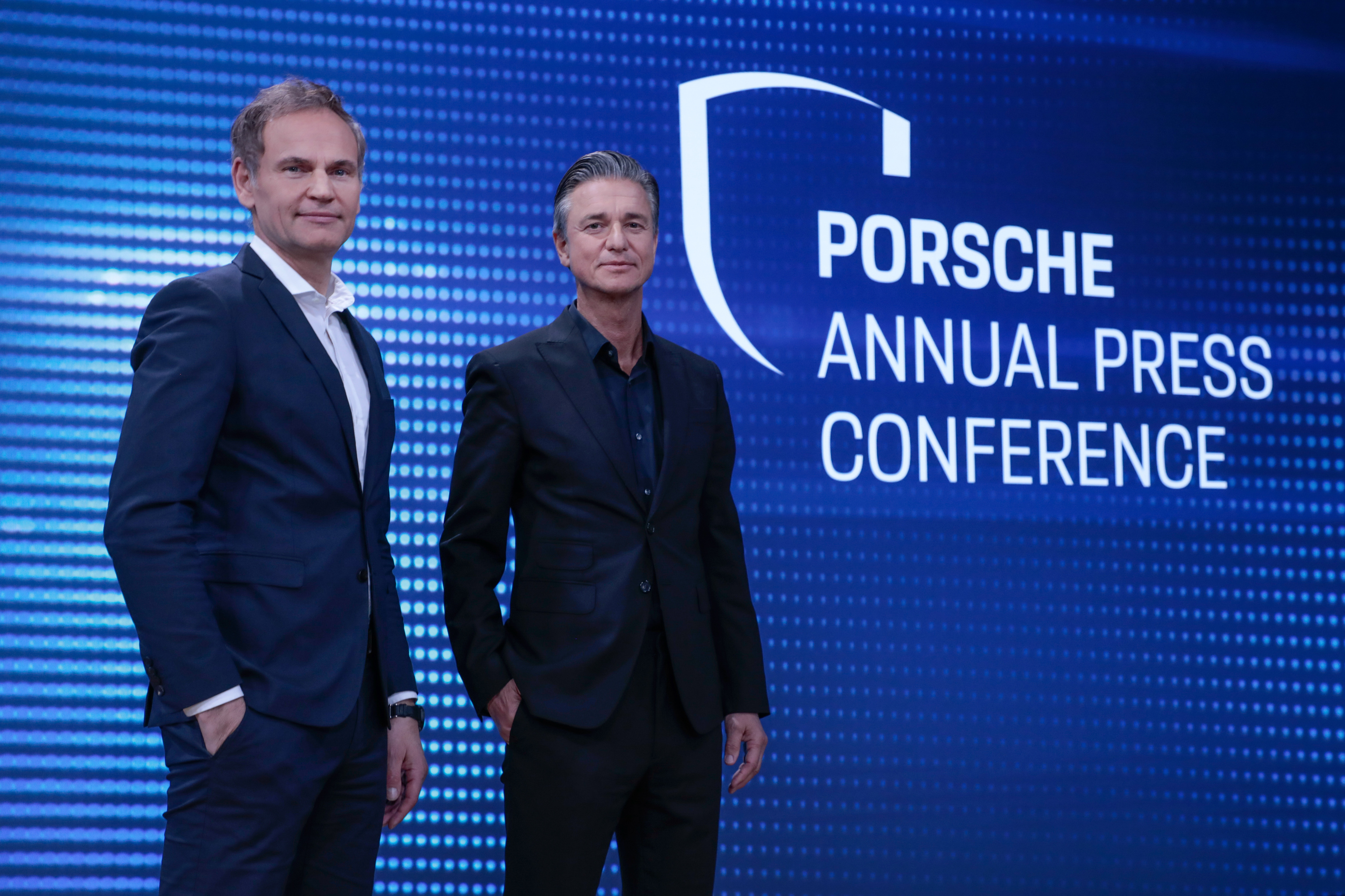Oliver Blume, CEO de Porsche, y  Lutz Meschke, en la presentación de los resultados de 2022