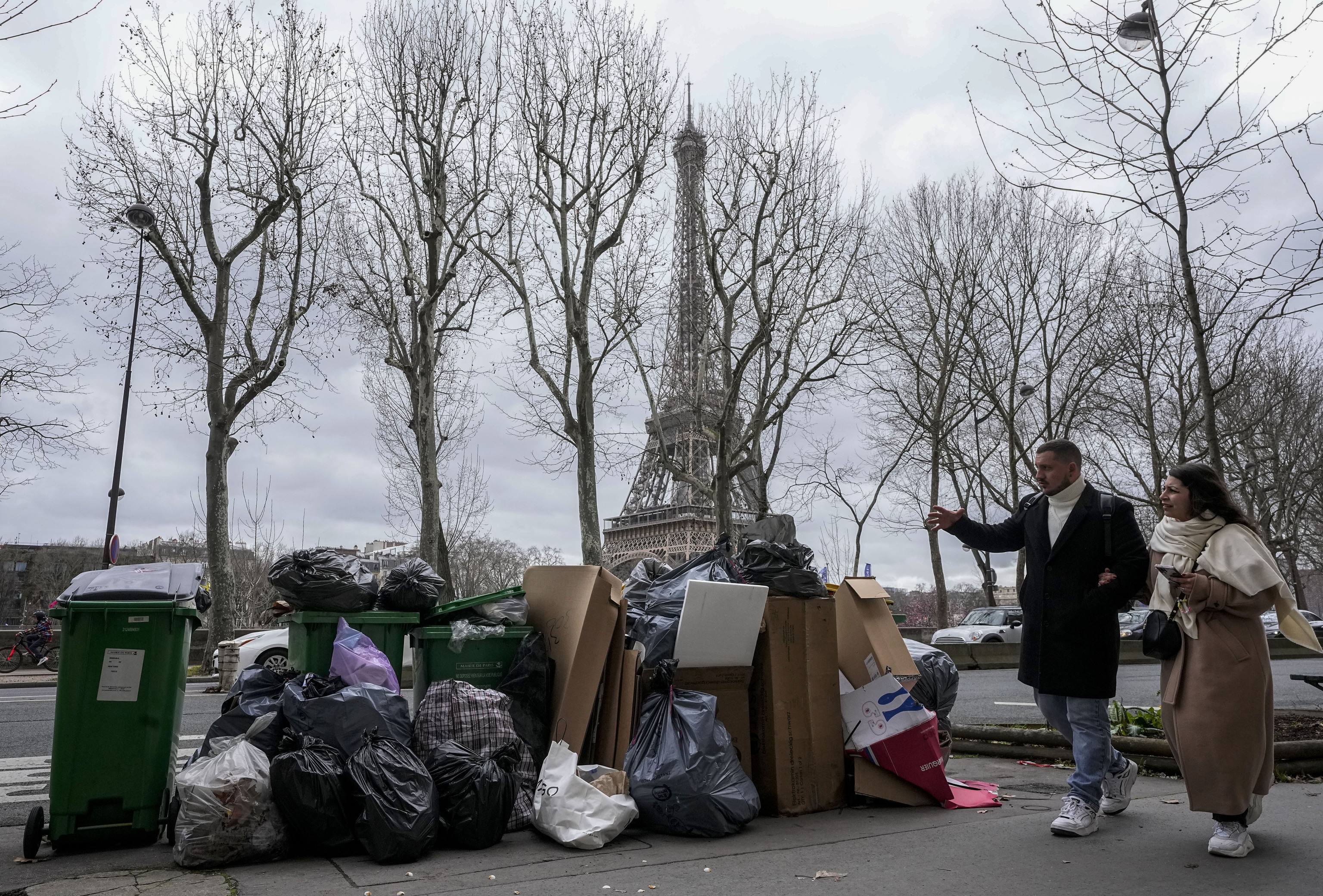 Basura acumulada cerca de la torre Eiffel de París.