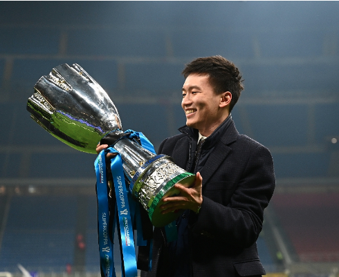 El presidente del Inter, Steve Zhang, con la Supercopa de Europa 2022.
