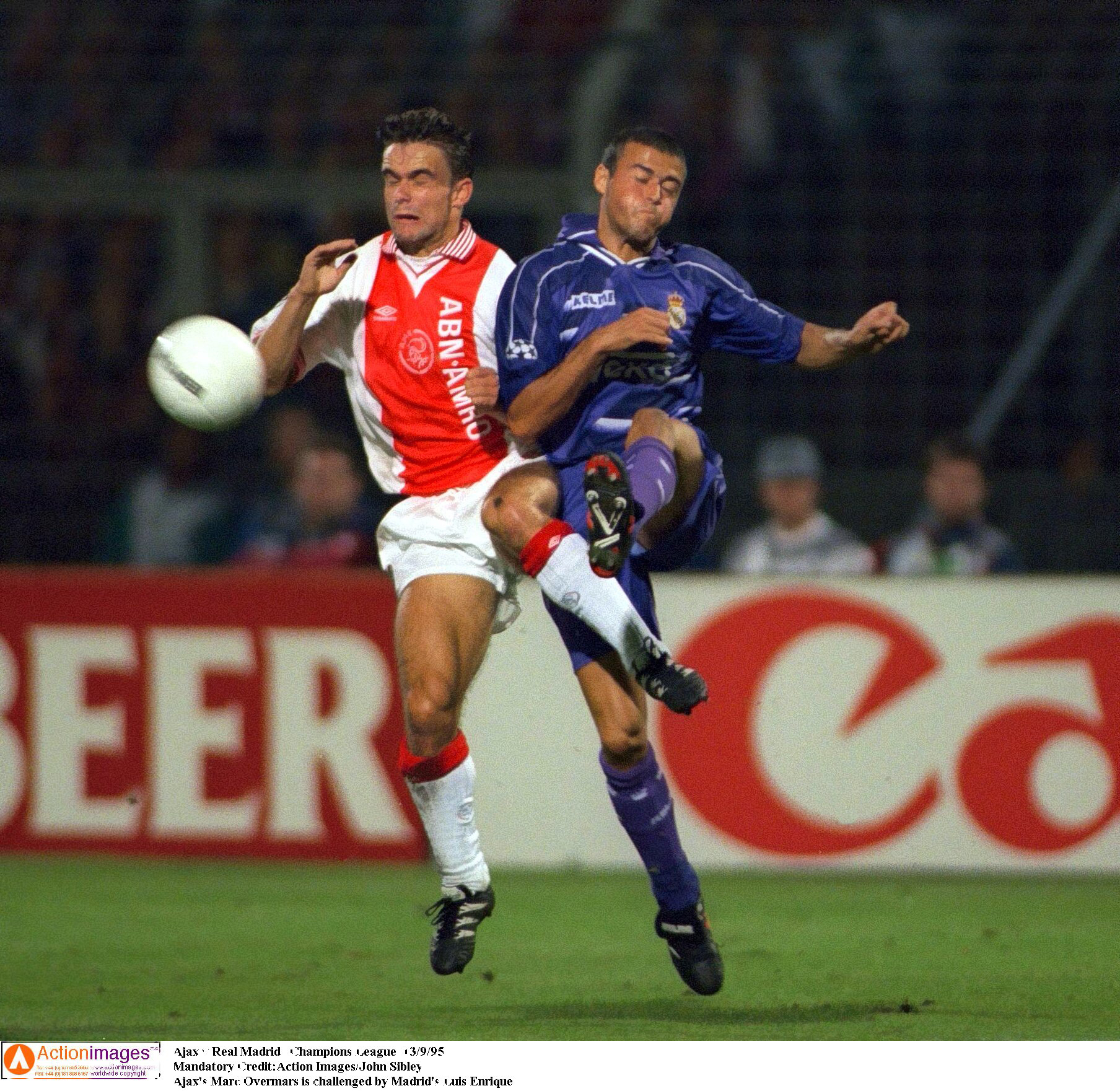 Overmars y Luis Enrique, en el Ajax-Madrid de septiembre de 1995.