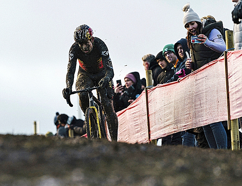El ciclista belga Wout Van Aert, repleto de barro durante una carrera.