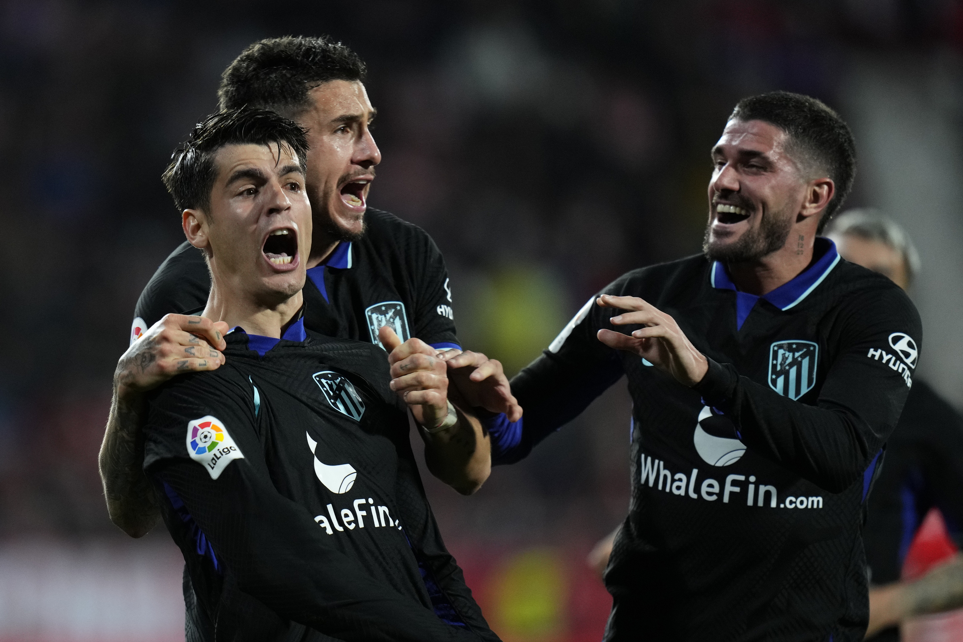 Los jugadores del Atlético celebran el gol de Morata.