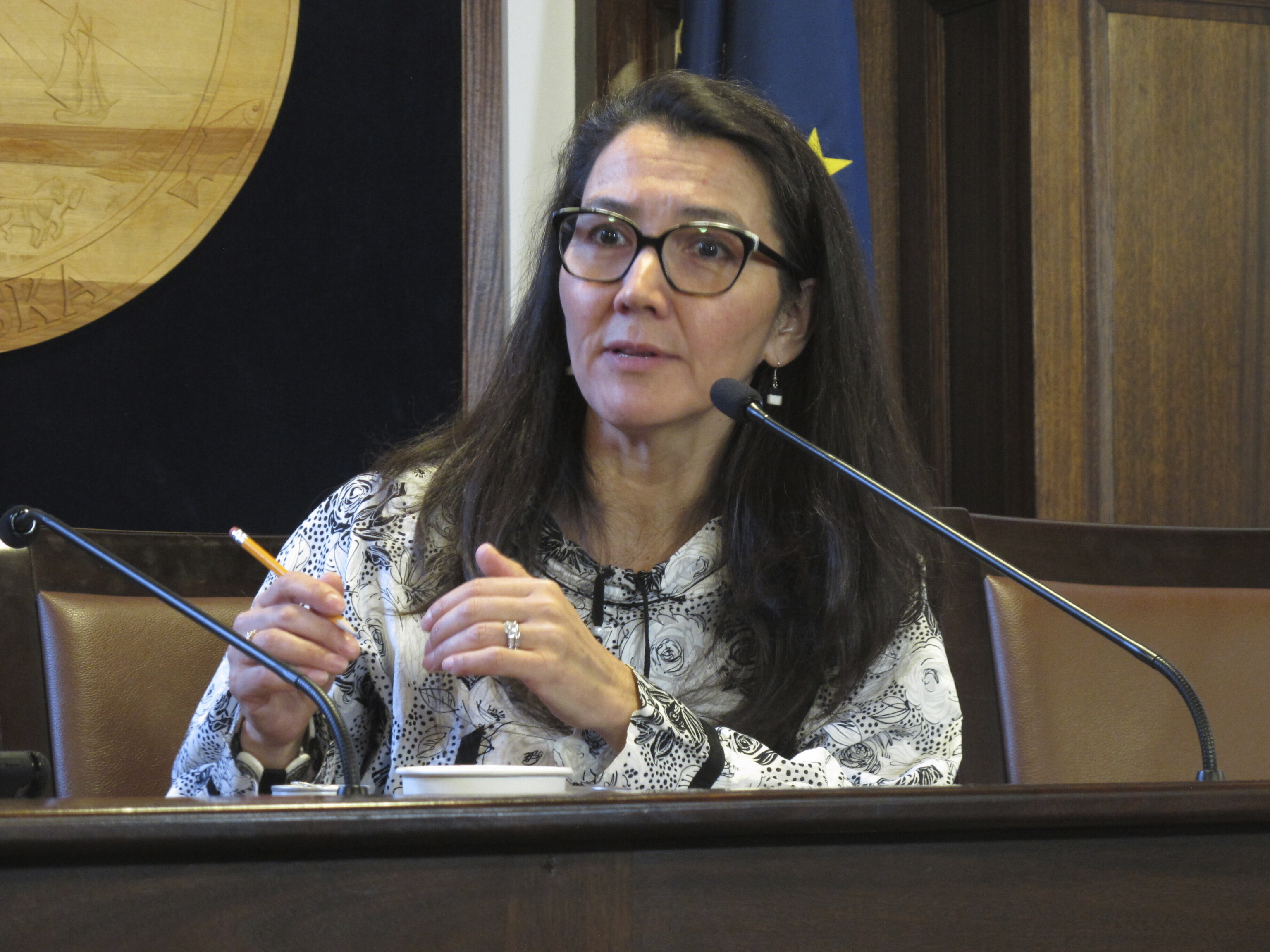 La demócrata Mary Peltola, miembro de la Cámara de Representantes de EEUU por Alaska, durante su intervención para explicar la decisión sobre el proyecto Willow