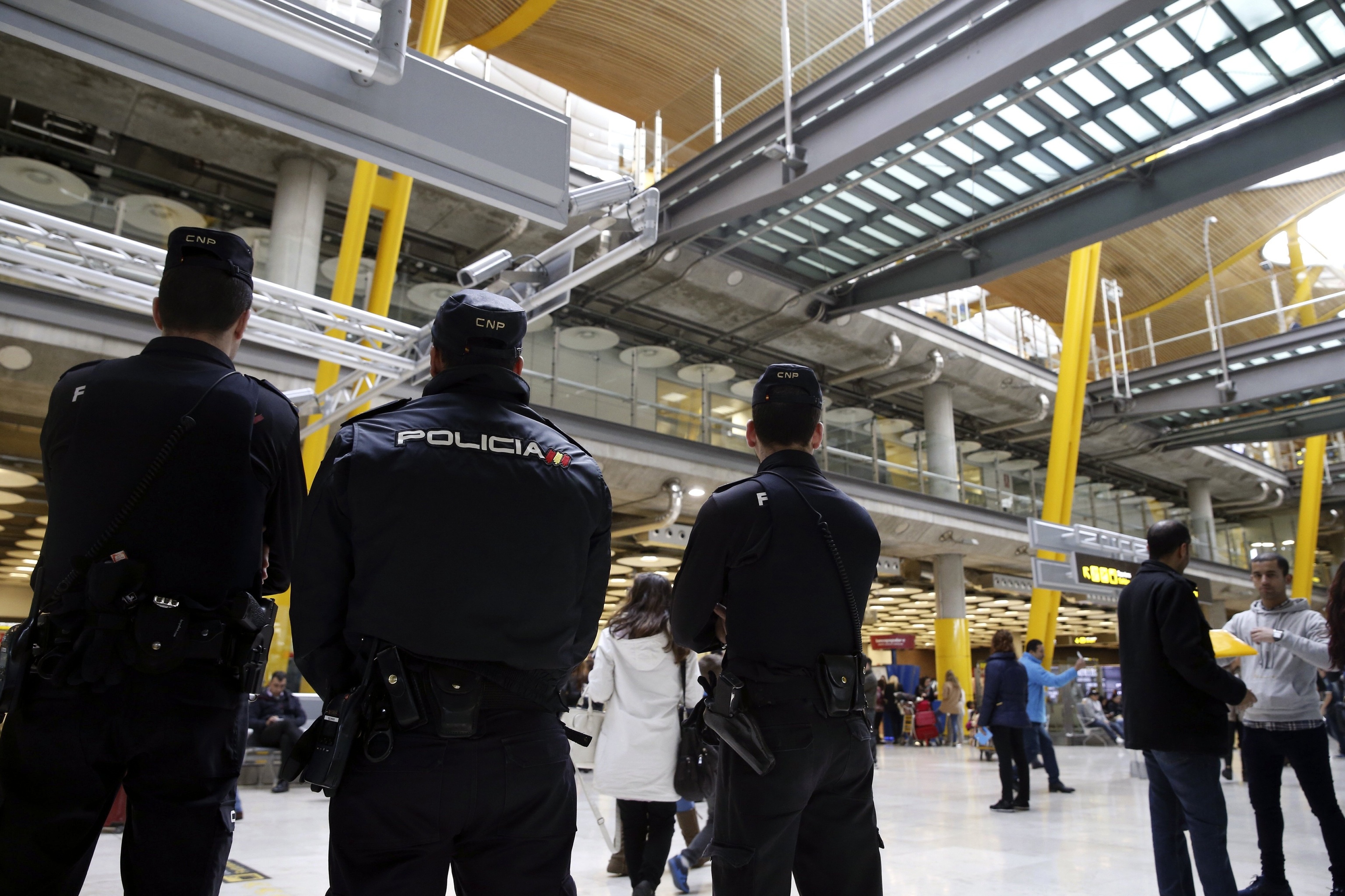 Agentes de la Polica Nacional en el aeropuerto de Adolfo Surez-Madrid Barajas.