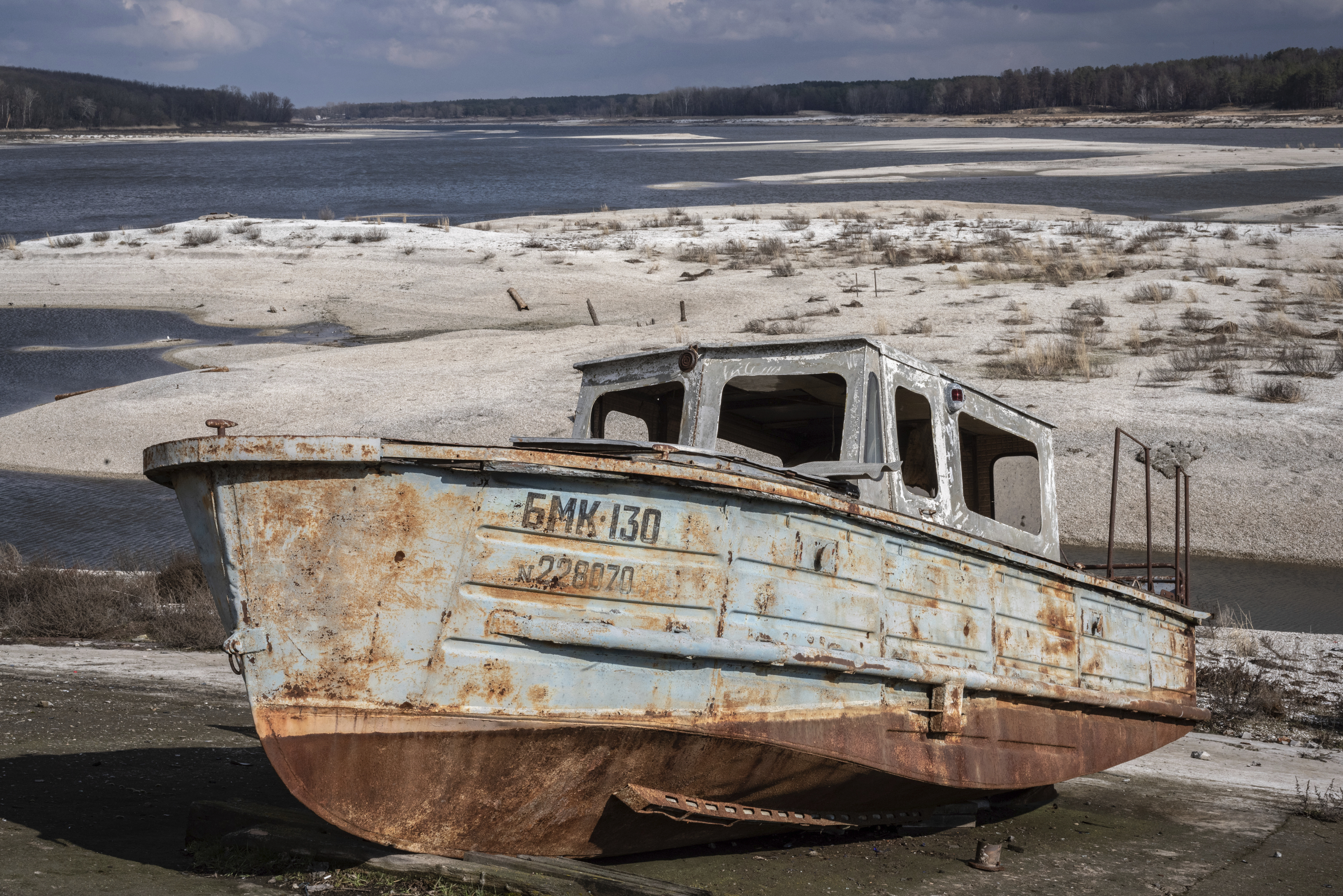 Una barca varada frente a la casi desaparecida presa de Oskil.