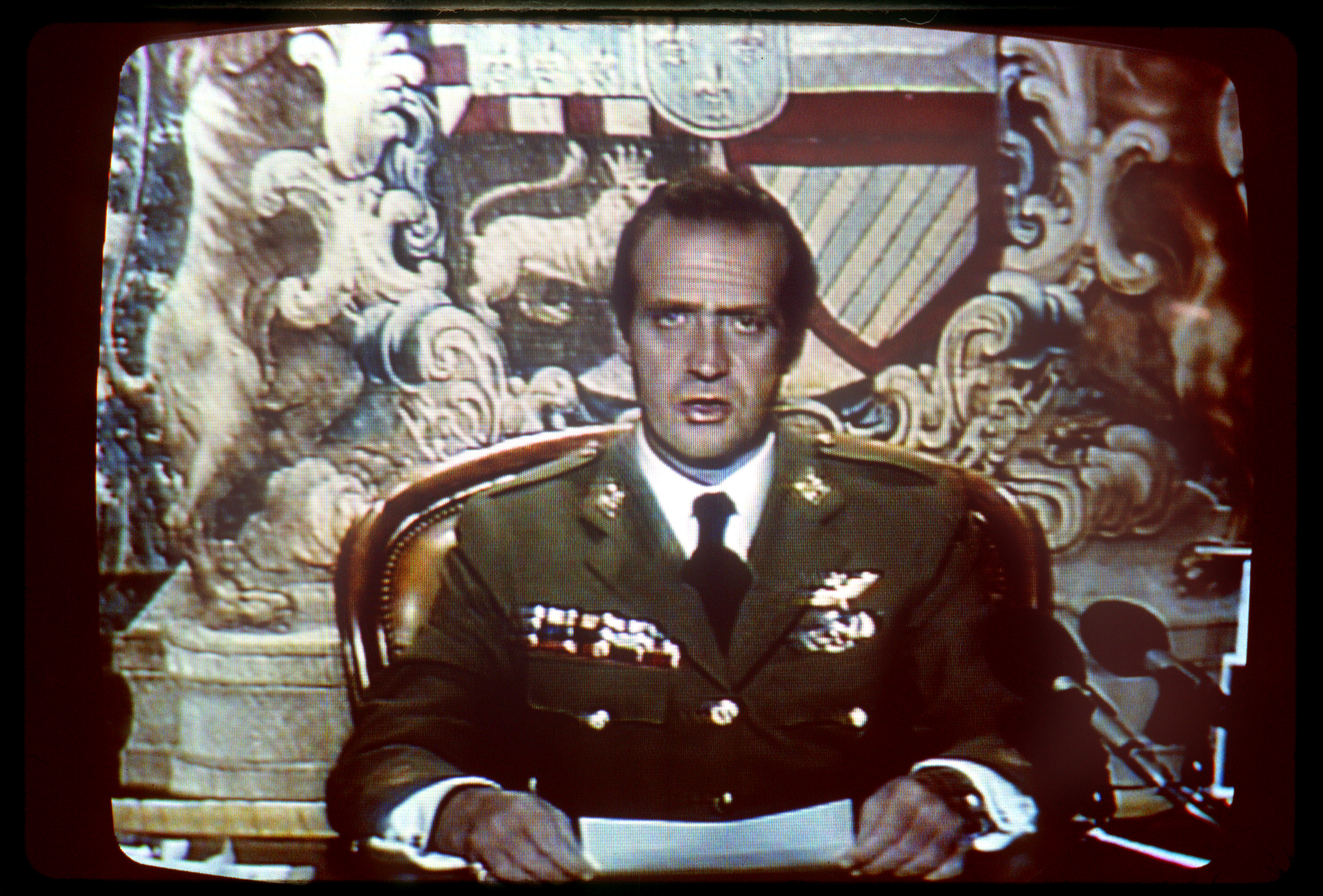 El Rey Juan Carlos, durante la emisión de su mensaje a la Nación difundido el 23 de febrero de 1981 con motivo del golpe de Estado. TVE / EFE