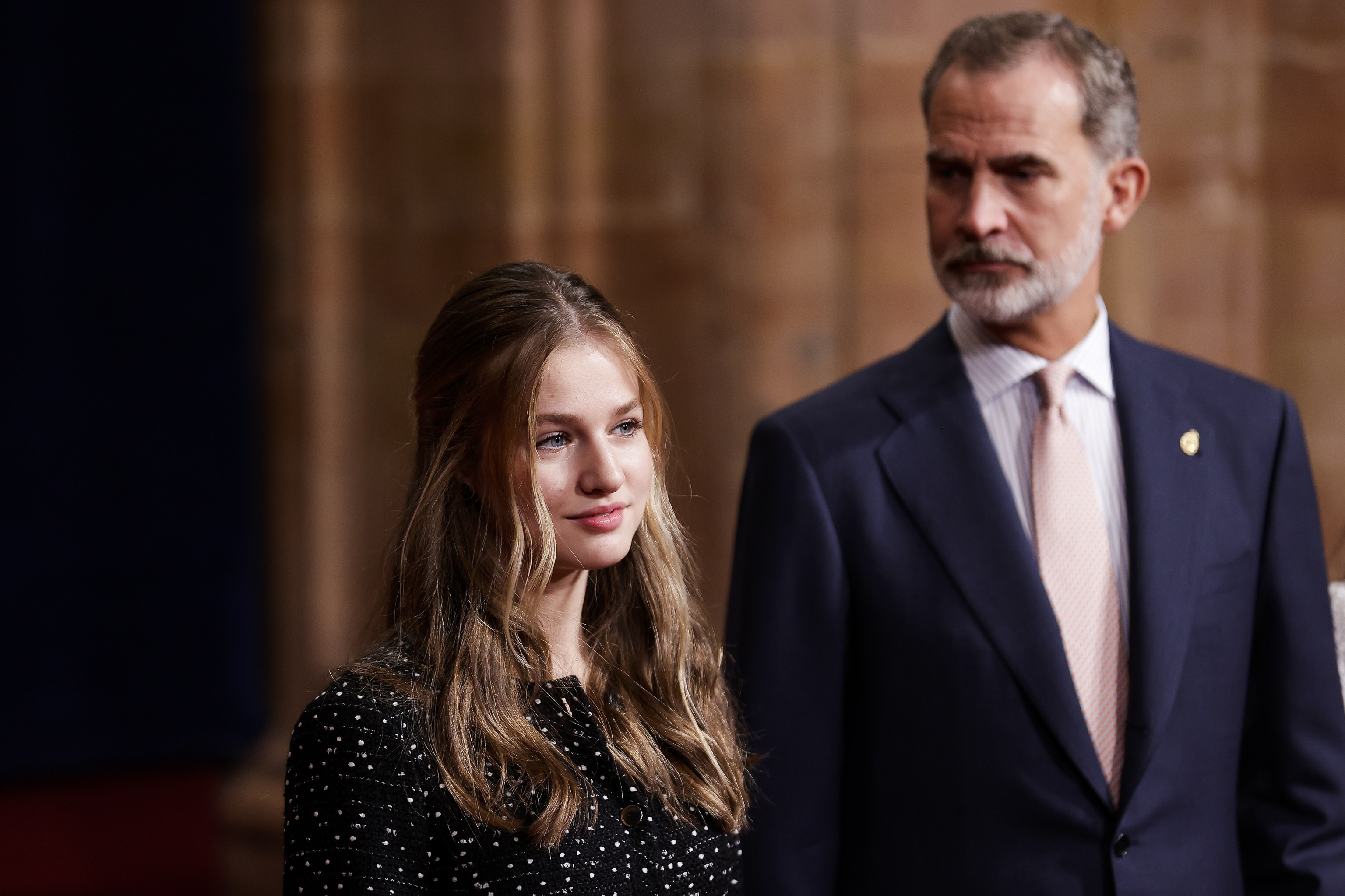 Leonor, con su padre, Felipe VI, en la entrega de los Premios Princesa de Asturias el pasado octubre en Oviedo.
