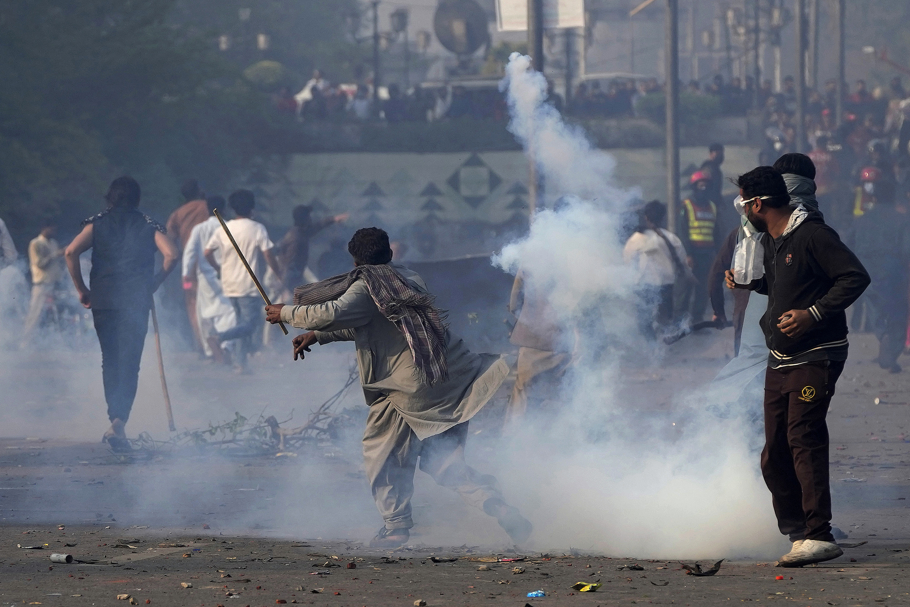 Choques entre la policía paquistaní y partidarios del ex primer ministro Imran Khan