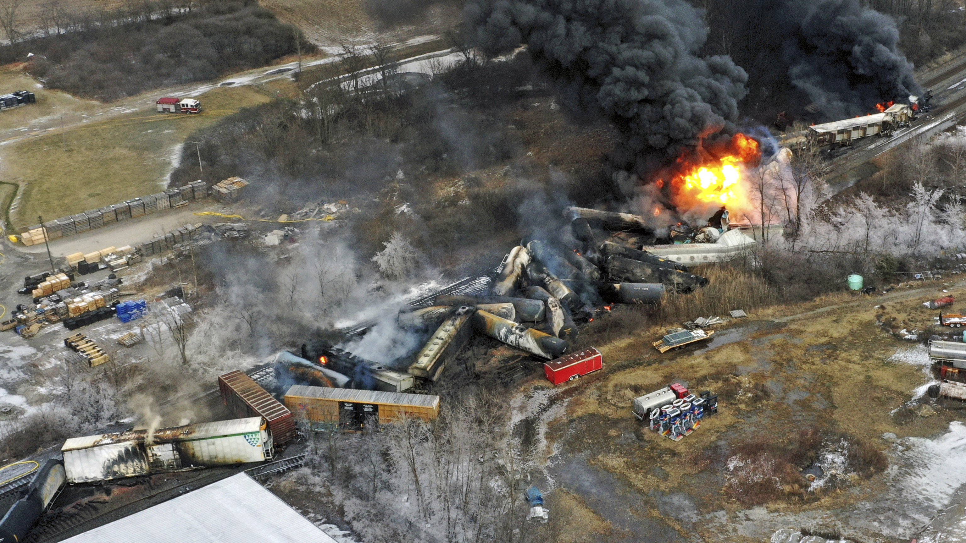 Foto tomada con un dron muestra partes de un tren de mercancas de Norfolk Southern que descarril el viernes por la noche en East Palestine, Ohio, siguen ardiendo al medioda del sbado 4 de febrero de 2023.