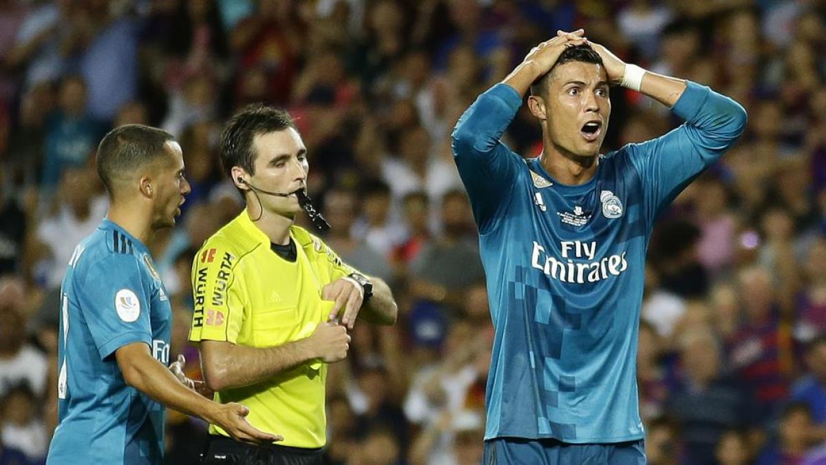 Burgos Bengoetxea expulsa a Cristiano Ronaldo en el Camp Nou.