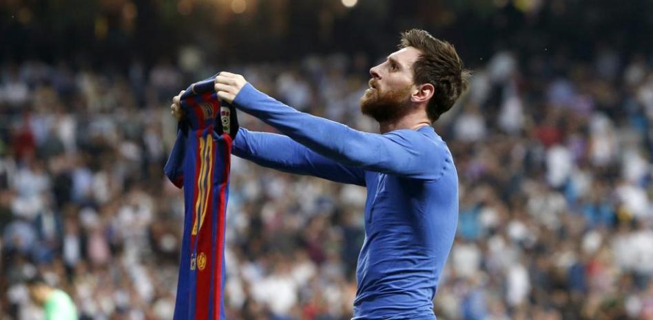 Messi enseña su camiseta tras marcar el gol de la victoria en el Bernabéu en 2017.