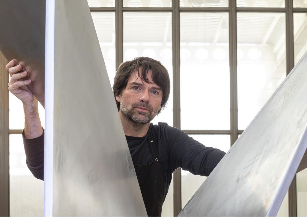 El escultor David Rodrguez Caballero, junto a una de sus obras, en su estudio de Madrid.