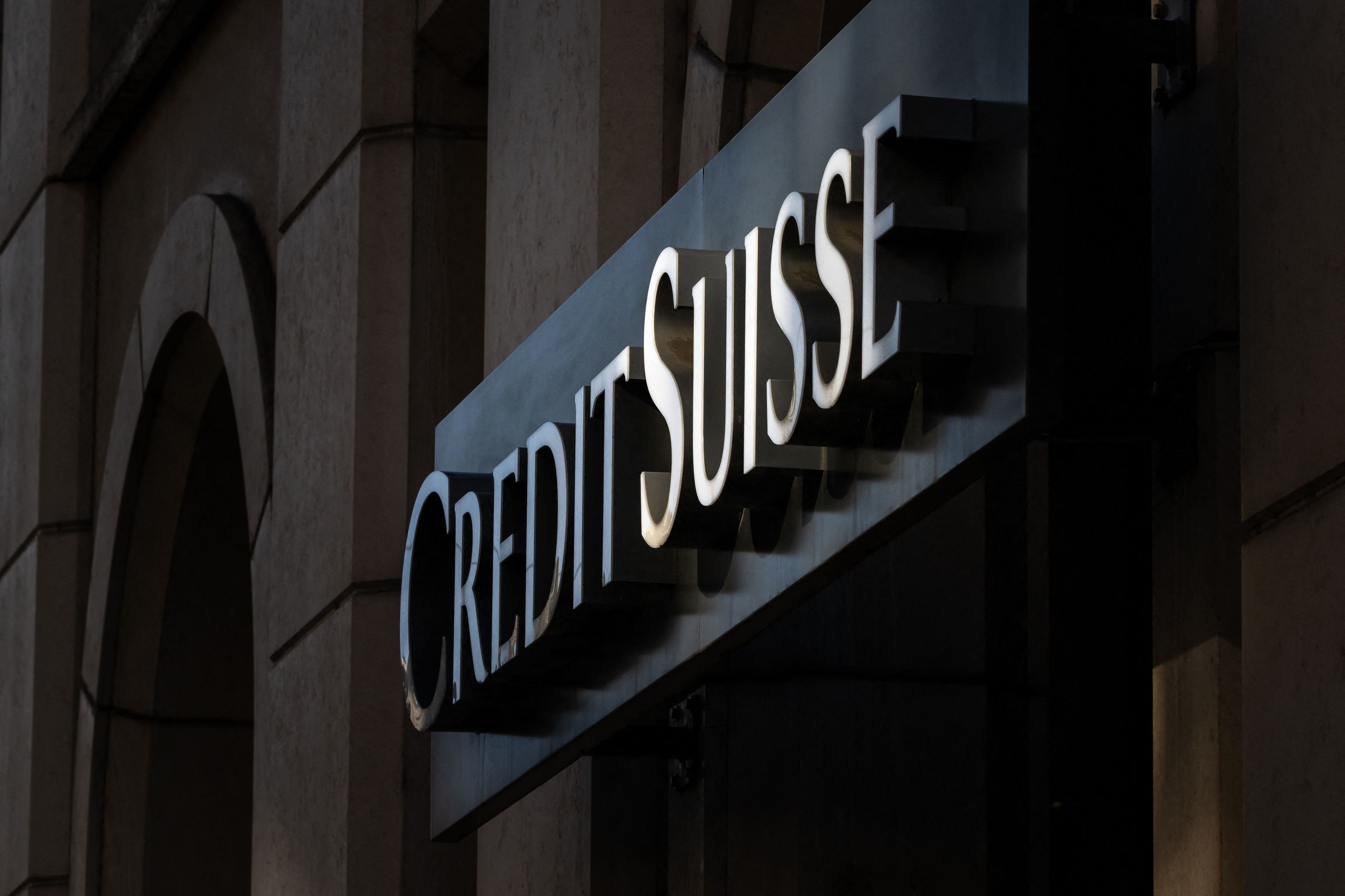 Credit Suisse pide al banco central de Suiza que acuda en su rescate tras su desplome en bolsa